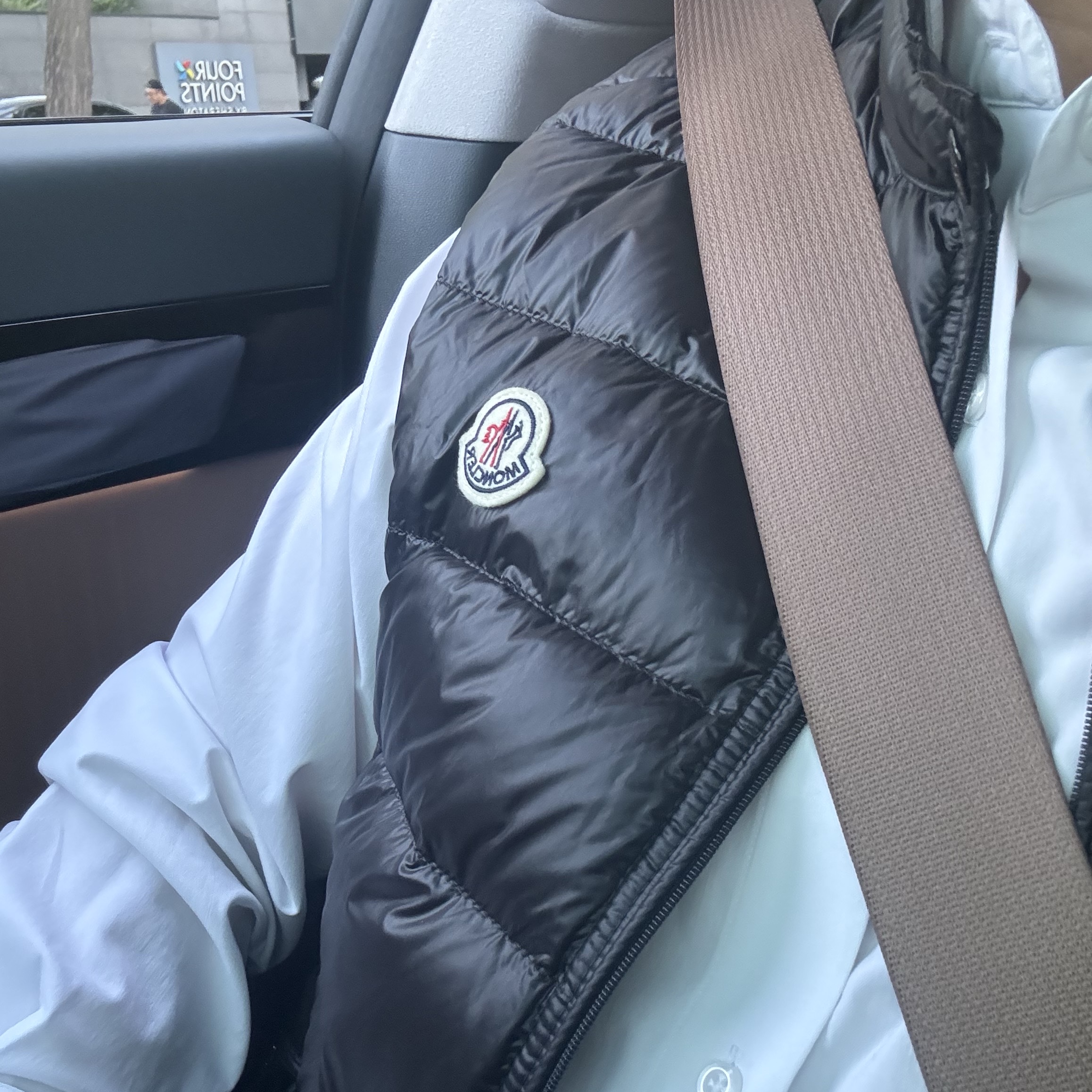 Moncler Gui Down Gilet Black - 24SS 착용 스타일