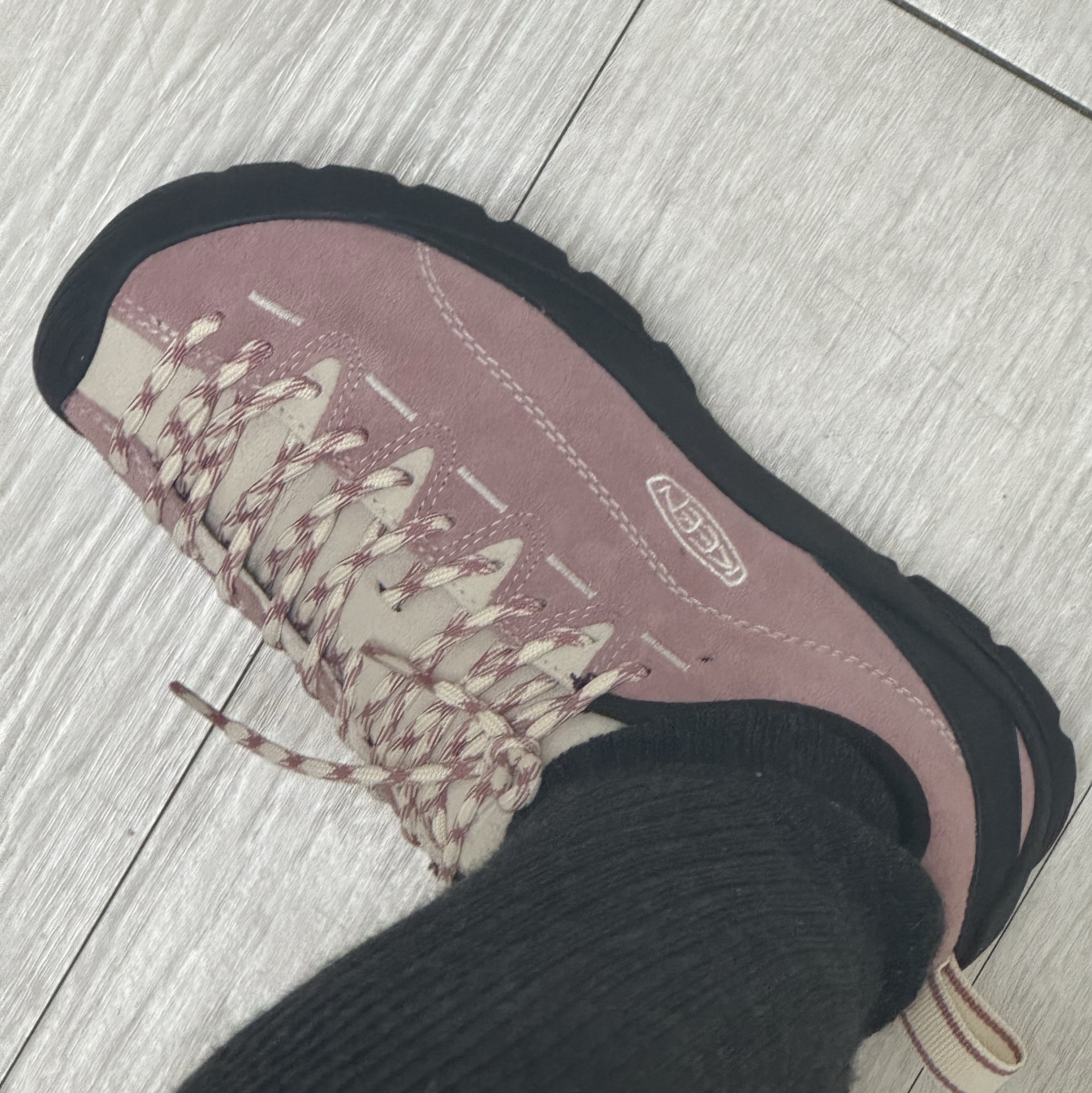 (W) Keen Jasper Suede Sneakers Nostalgia Rose Birch 착용 스타일 - 2