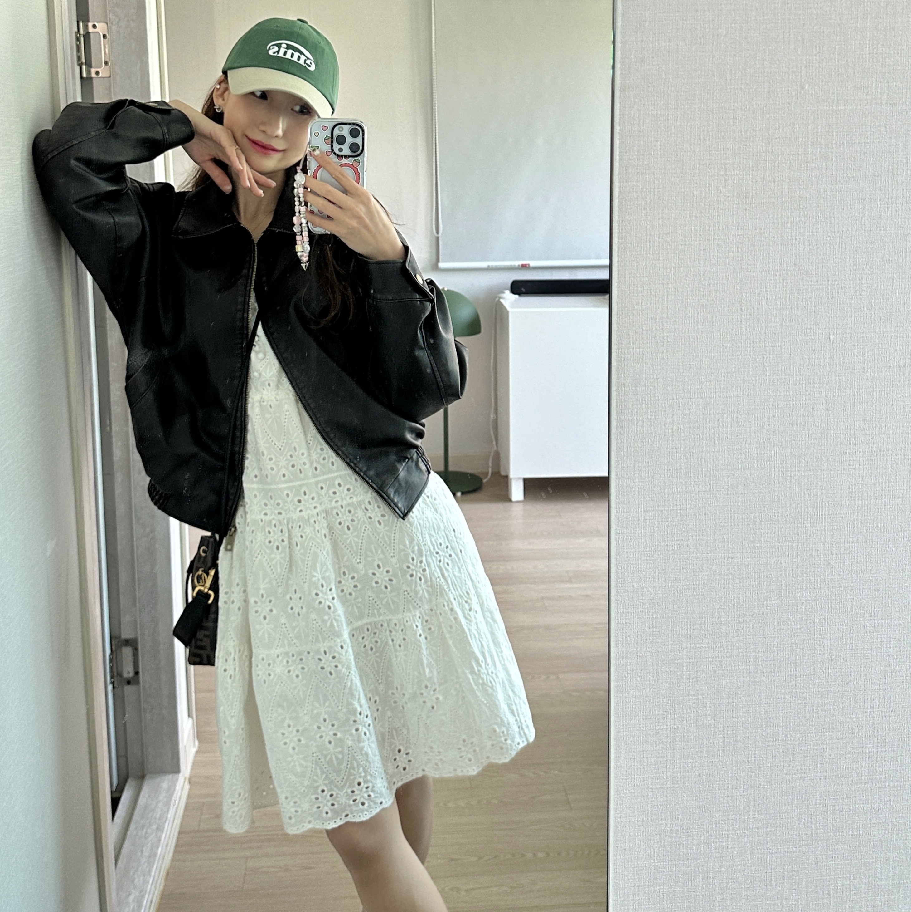 Emis New Logo Mix Ball Cap Beige Green, Fendi Mini Mon Tresor with Fendi Logo Brown 착용 스타일 - 1