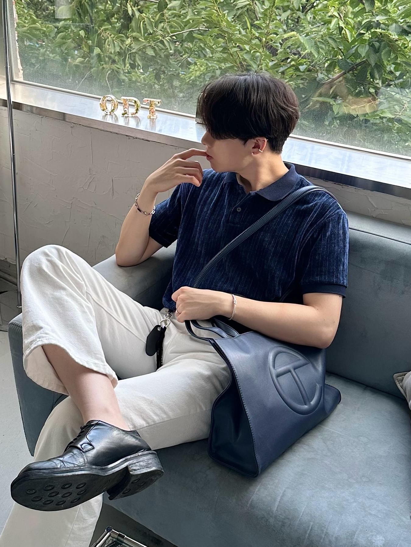 Telfar Medium Shopping Bag Navy 착용 스타일 - 8