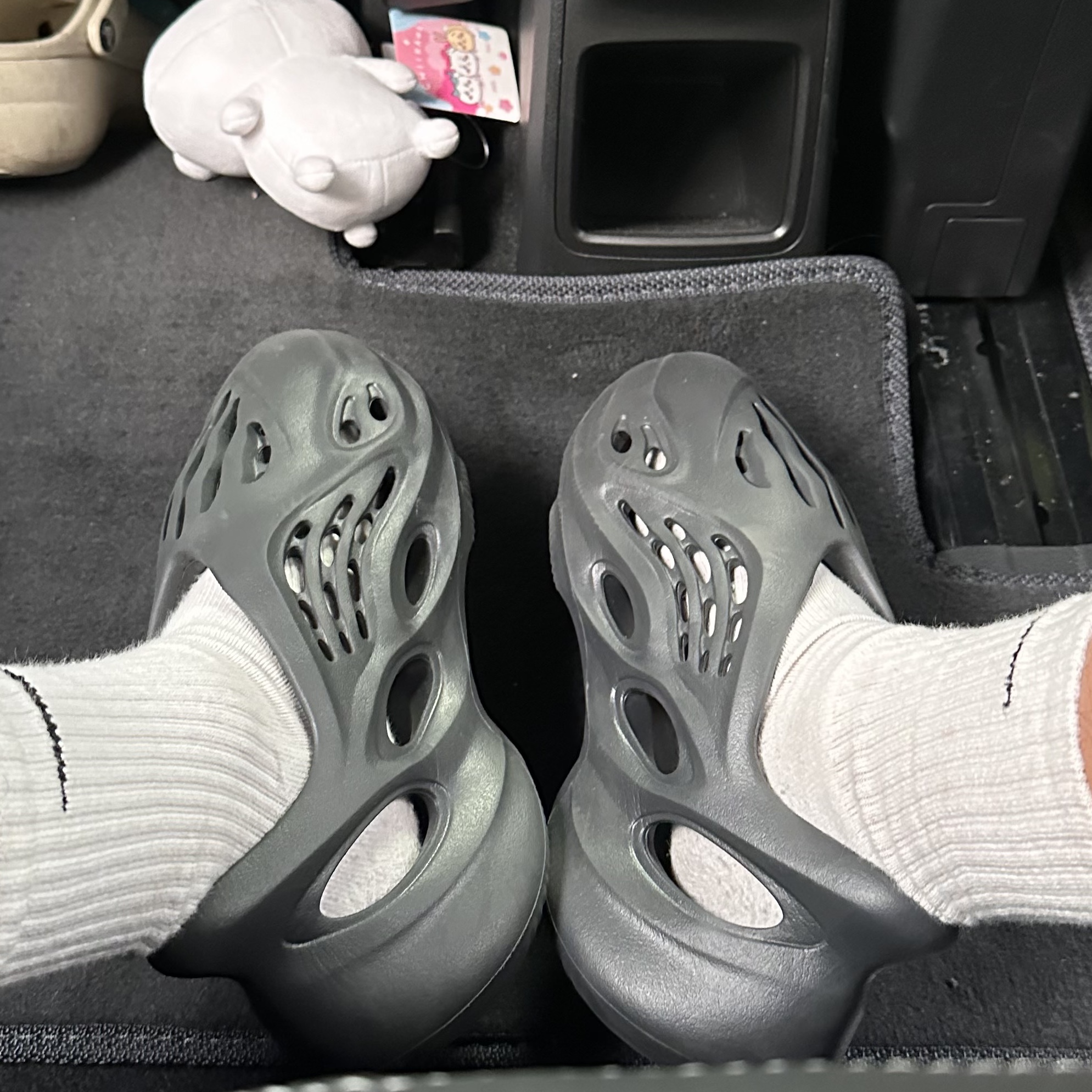 Adidas Yeezy Foam RNNR Onyx 착용 스타일