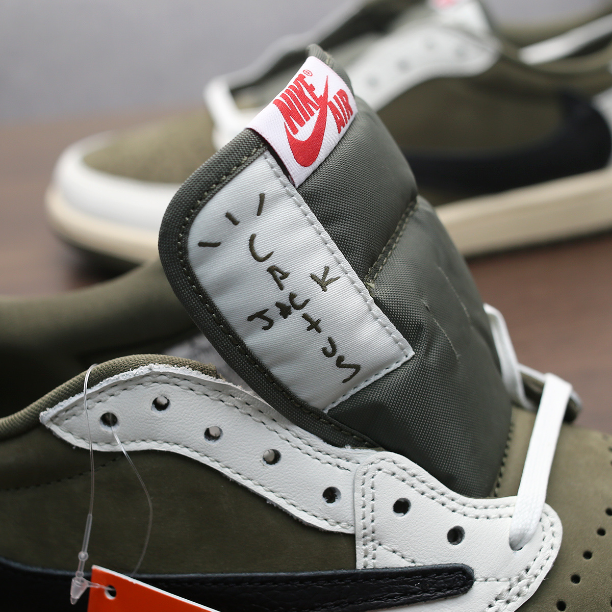 Jordan 1 x Travis Scott Retro Low OG SP Reverse Olive 착용 스타일 - 7