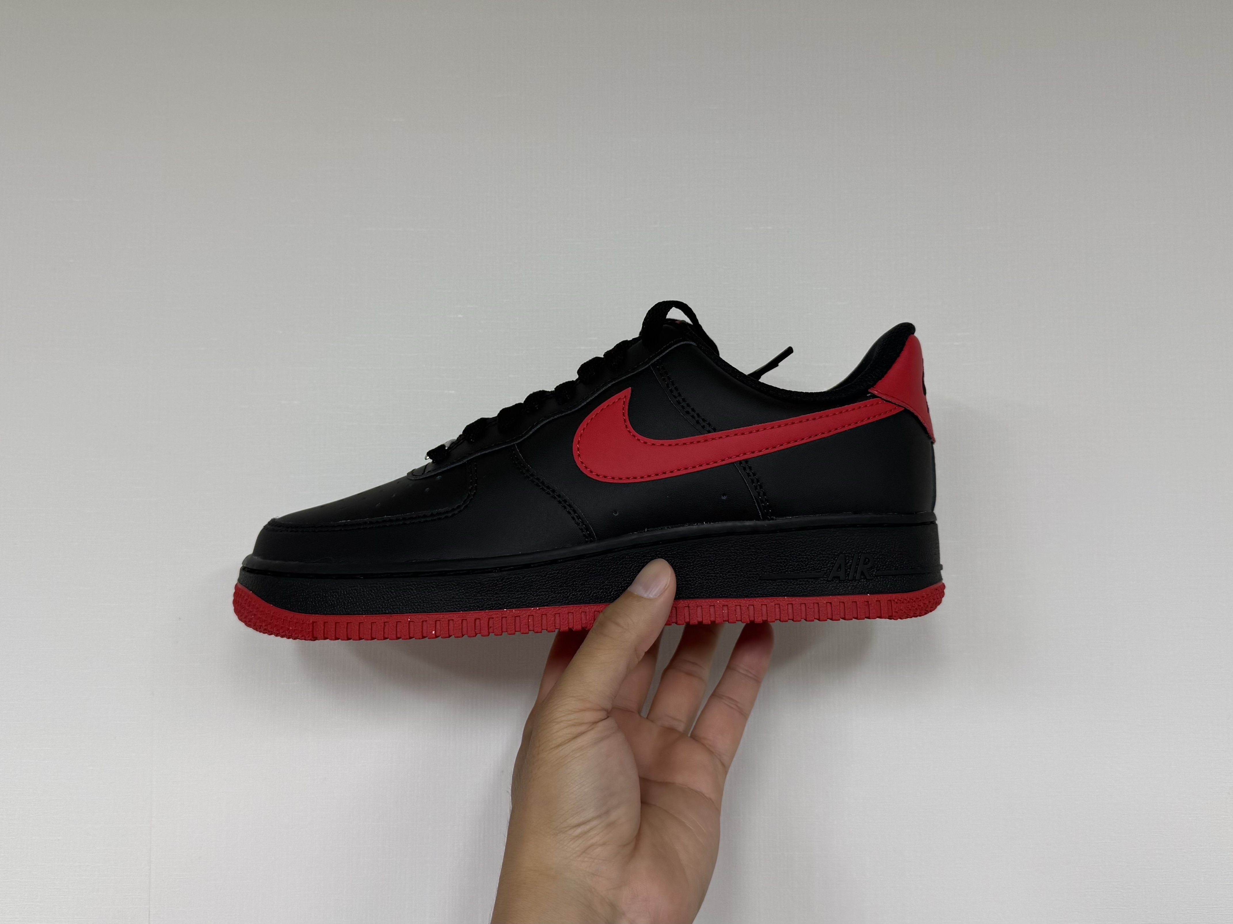 Nike Air Force 1 '07 Black University Red 착용 스타일