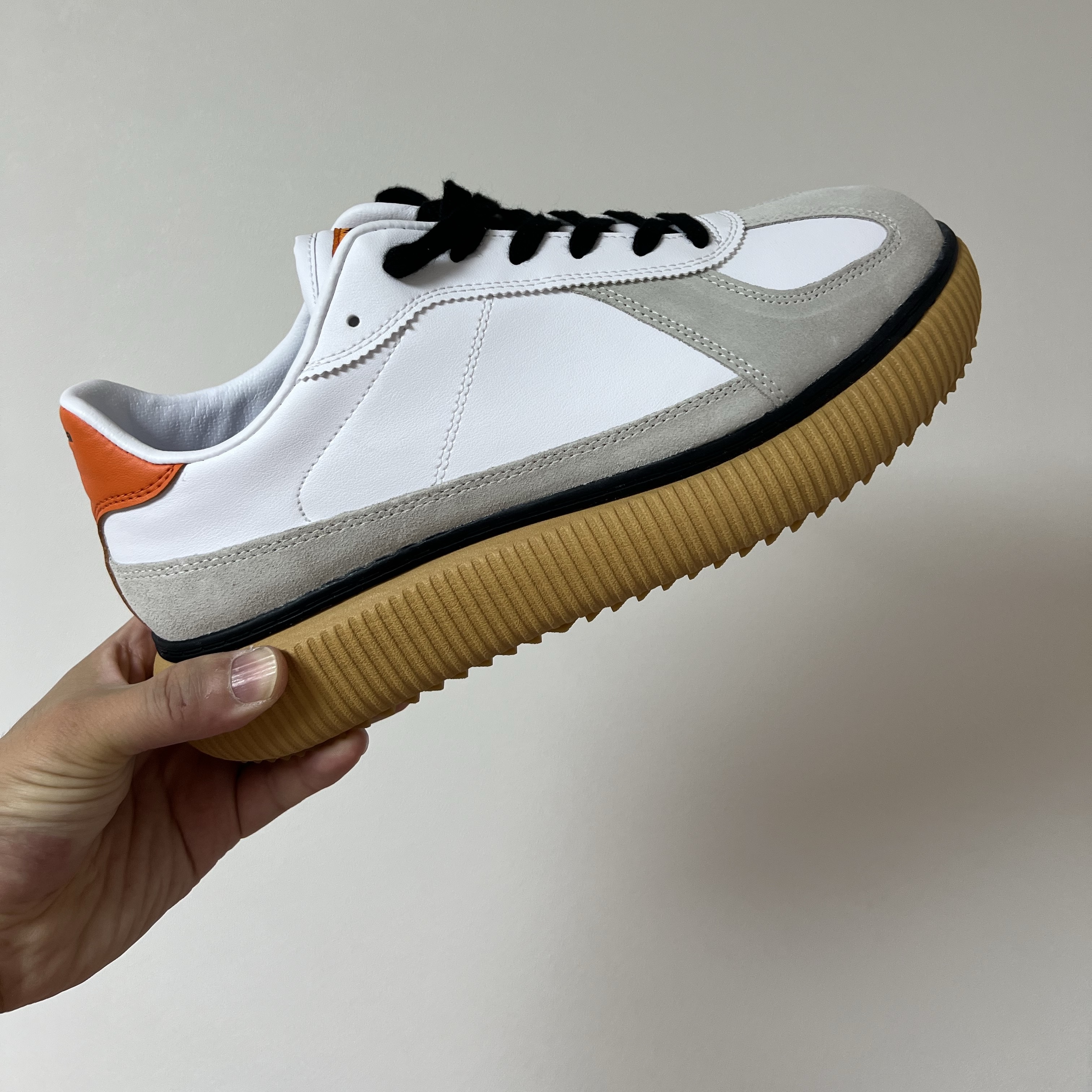 Onitsuka Tiger Delecity White Habanero 착용 스타일
