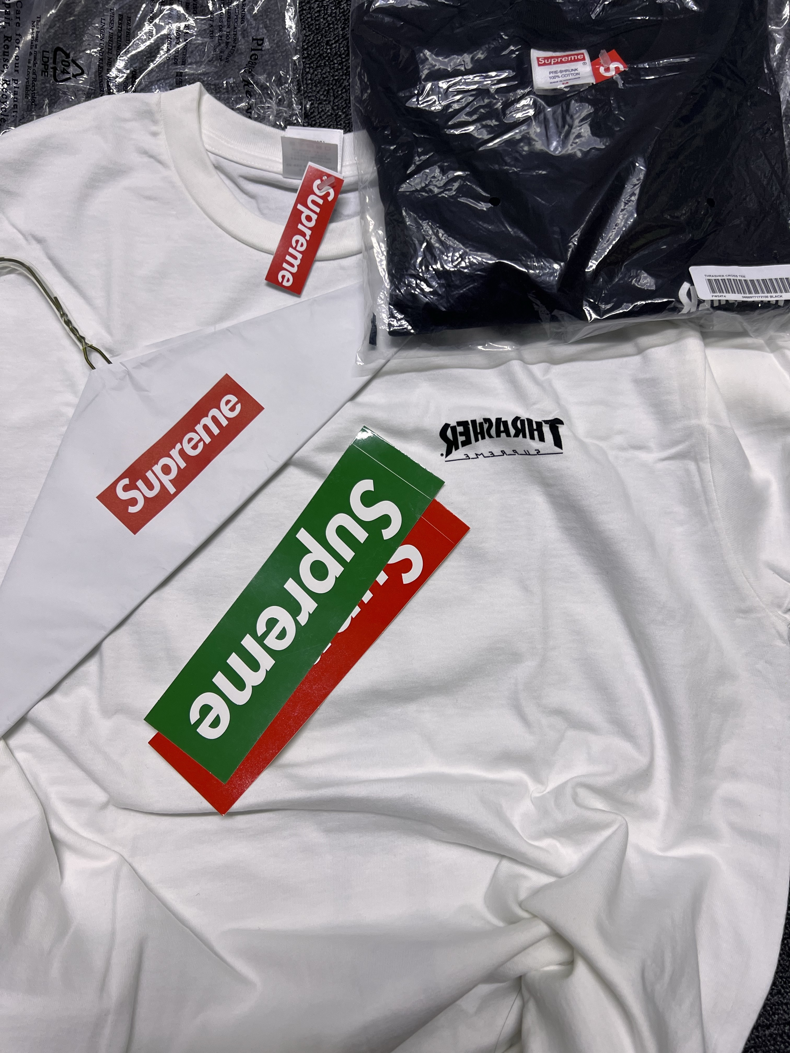 Supreme x Thrasher Cross T-Shirt Black - 24FW, Supreme x Thrasher Cross T-Shirt White - 24FW 착용 스타일