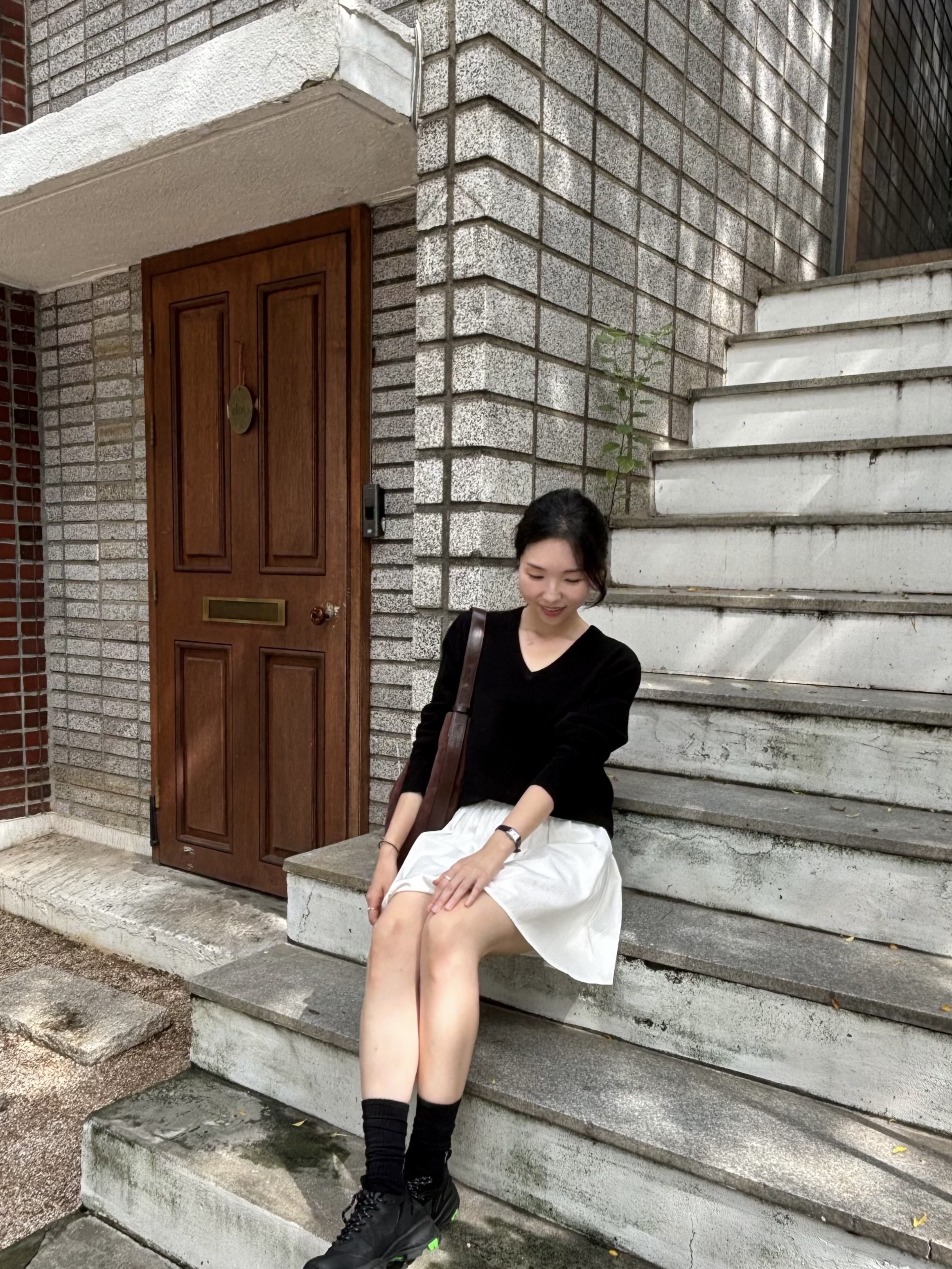 Siyazu SIKN2124 V neck Single Knit Black 착용 스타일 - 1