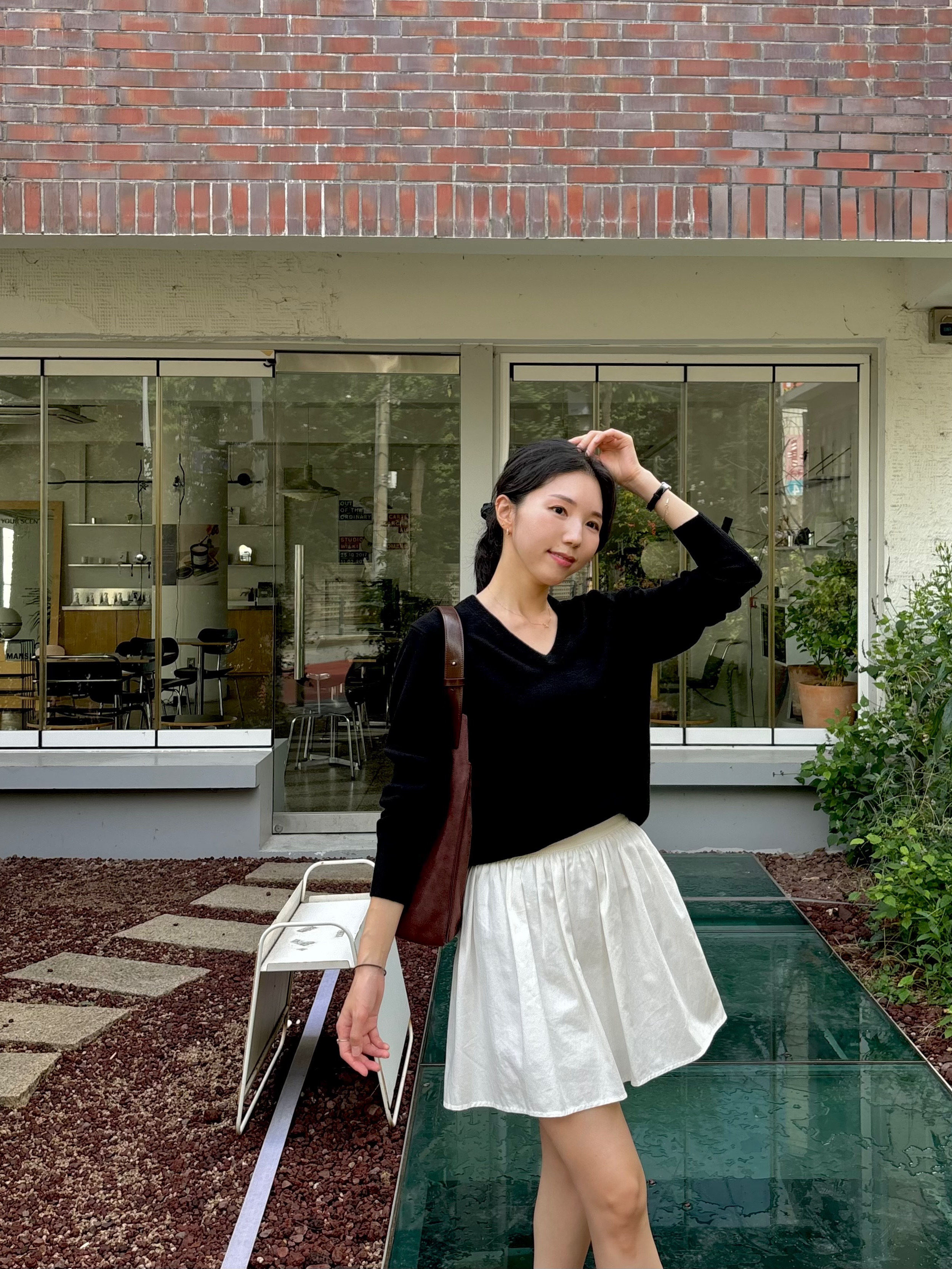 Siyazu SIKN2124 V neck Single Knit Black 착용 스타일 - 1