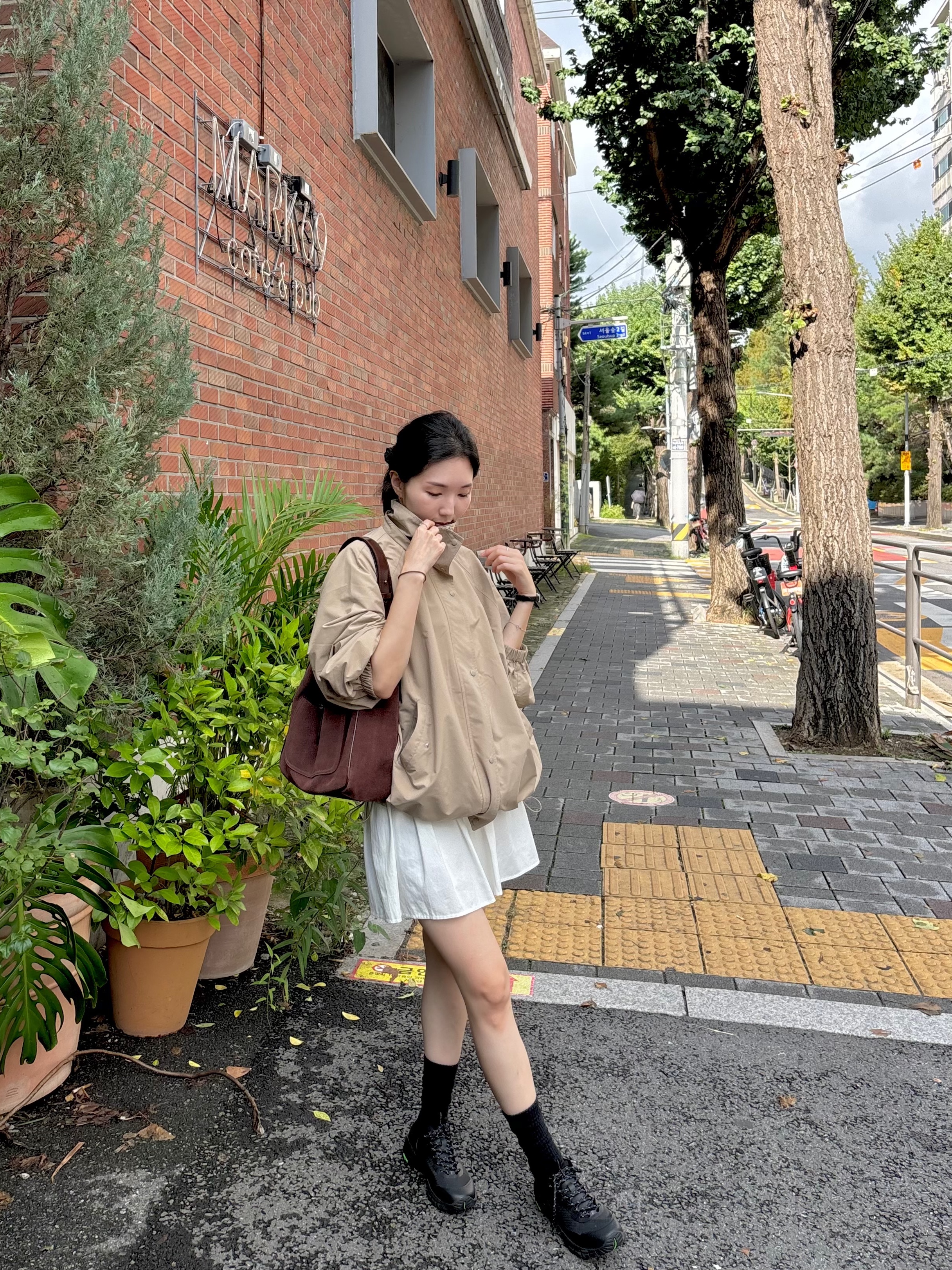 Siyazu SIOT4110 High Neck Windbreaker Beige 착용 스타일 - 1