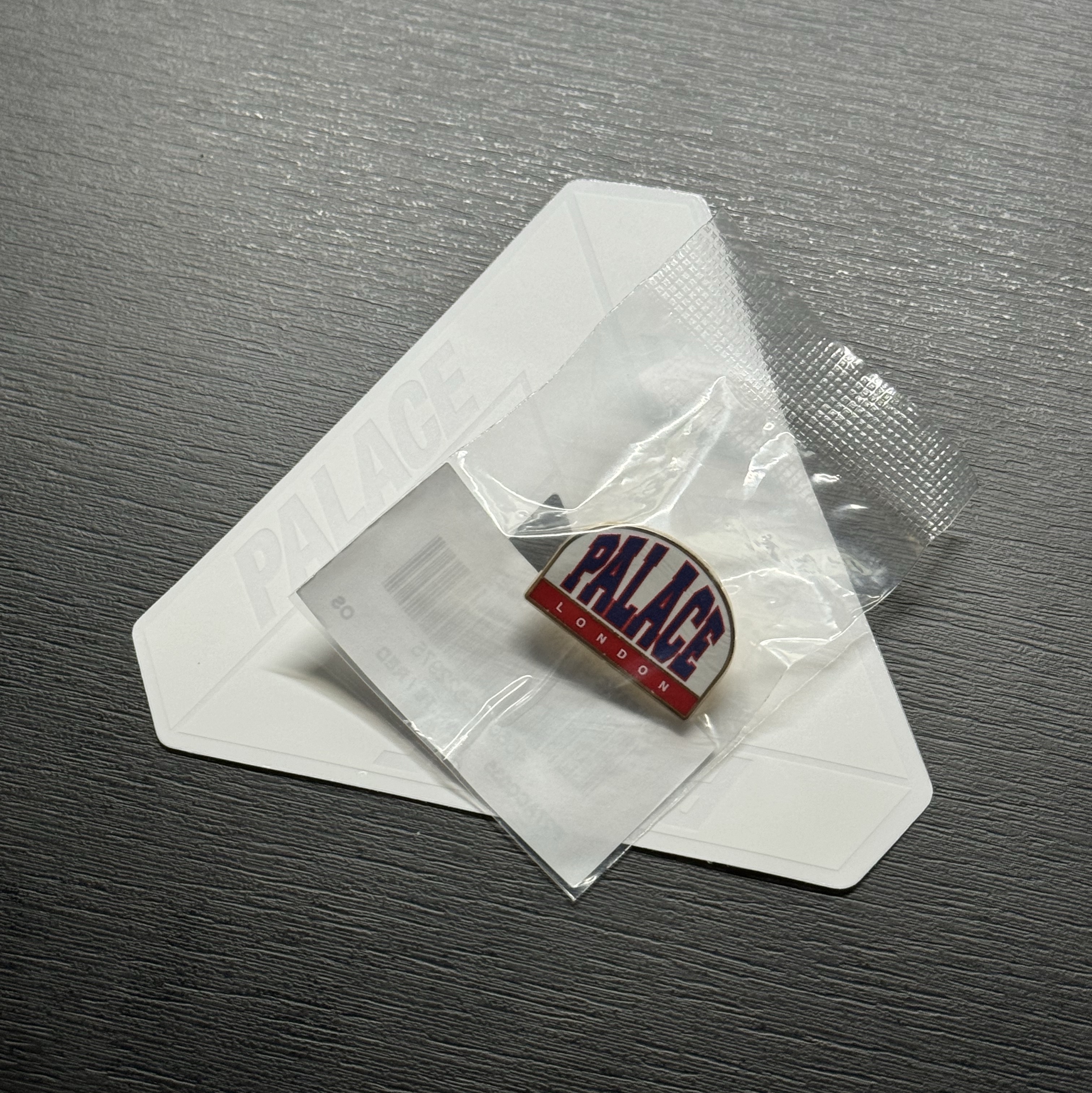 Palace Breakout Pin Badge White Red - 24FW 착용 스타일