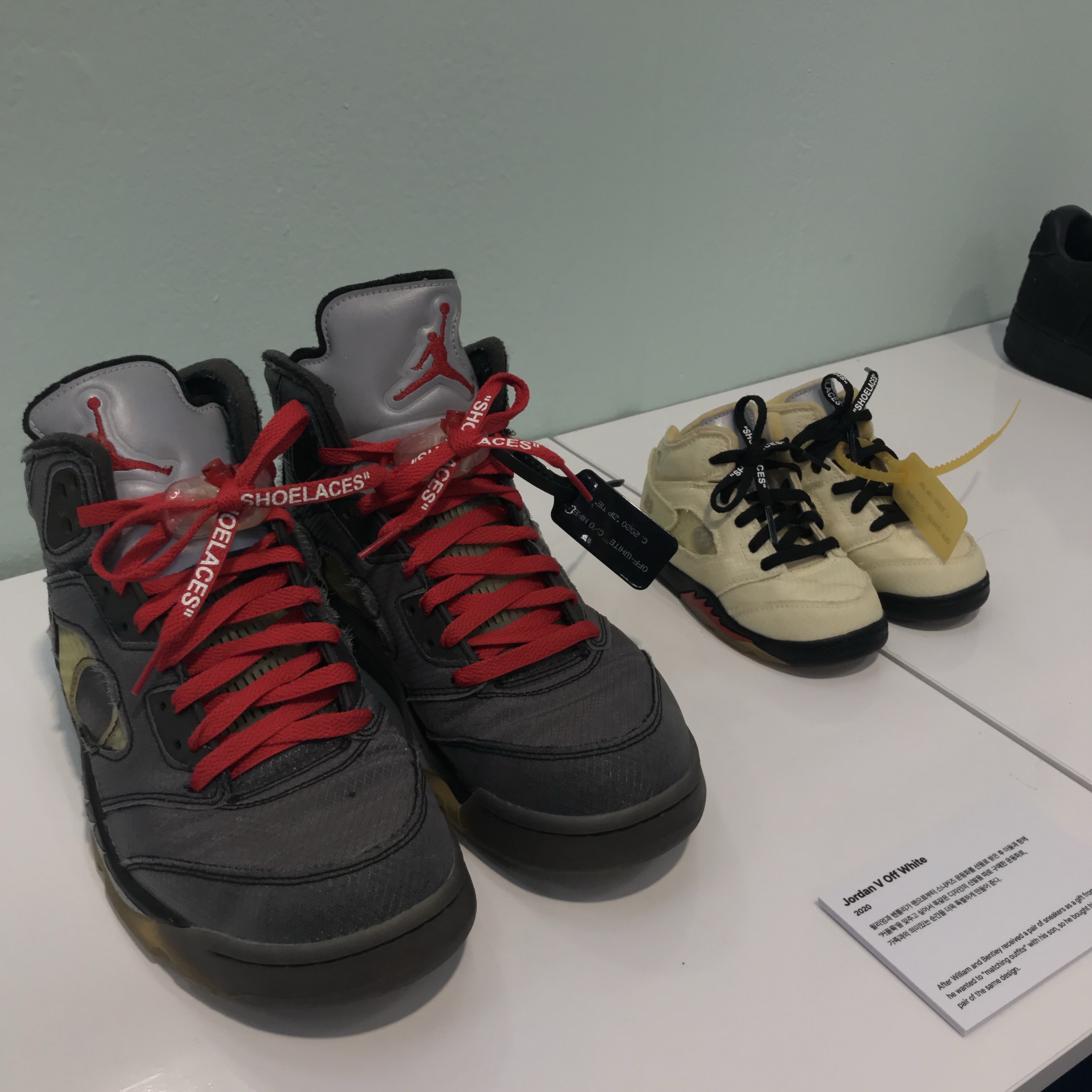 Jordan 5 x Off-White Retro SP Sail Fire Red, Stussy Surfman Keychain Silver 착용 스타일 - 5