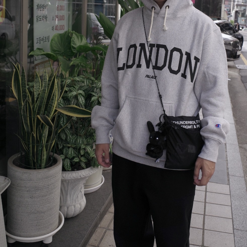 Palace x Champion Shop Hood London Grey Marl - 24FW 착용 스타일 - 5