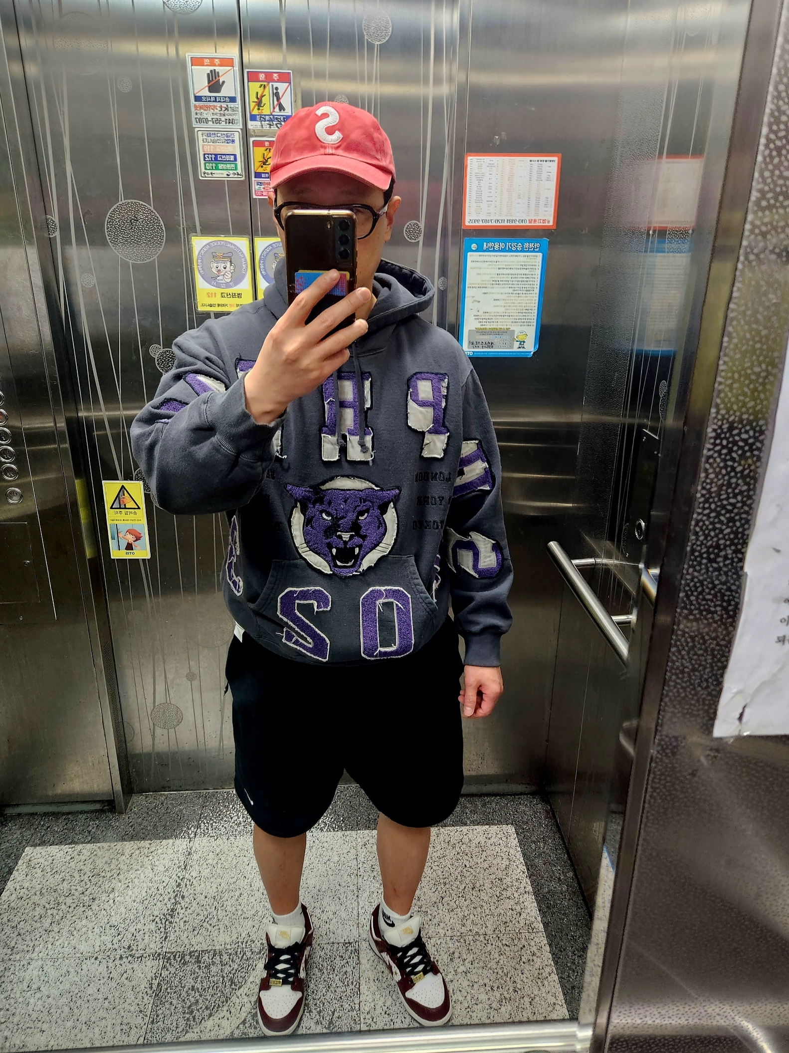 Supreme Washed Panther Hooded Sweatshirt Black - 23FW, Nike x Supreme SB Dunk Low Barkroot Brown 착용 스타일