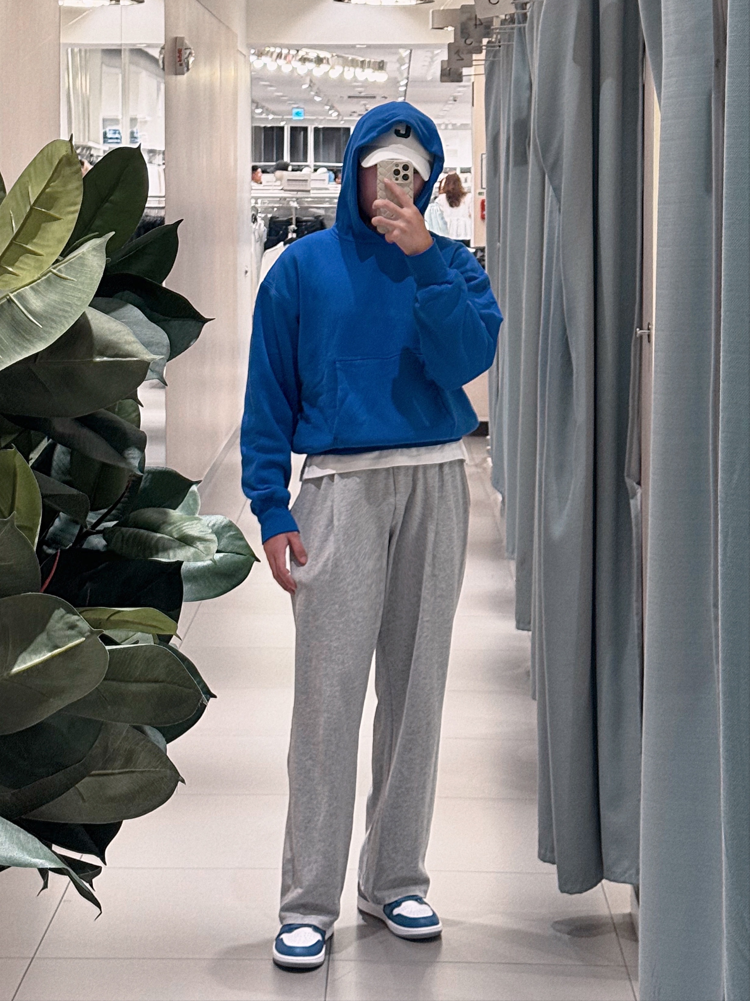 Yeezy Gap Hoodie Blue 착용 스타일
