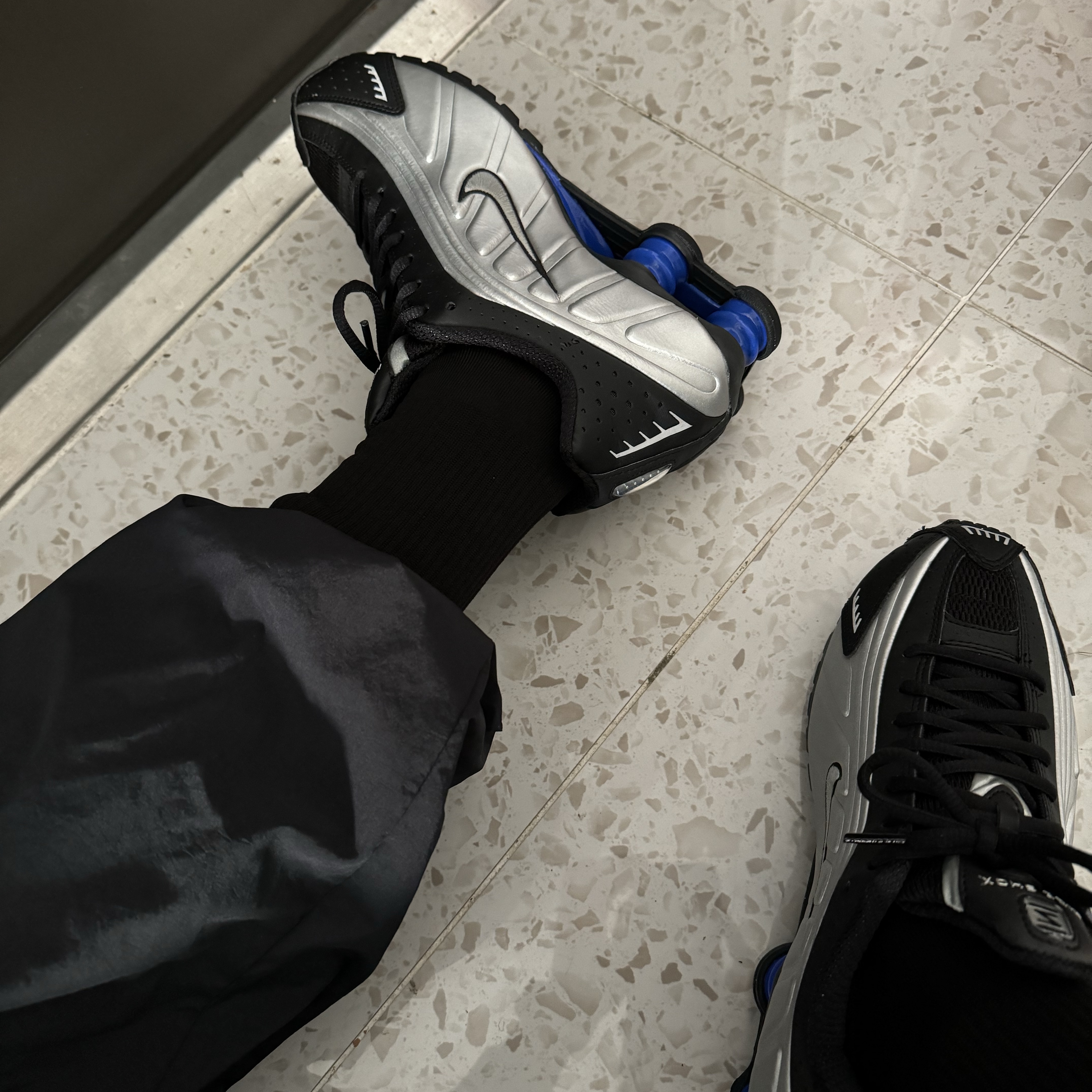 (W) Nike Shox R4 Metallic Silver and Black 착용 스타일