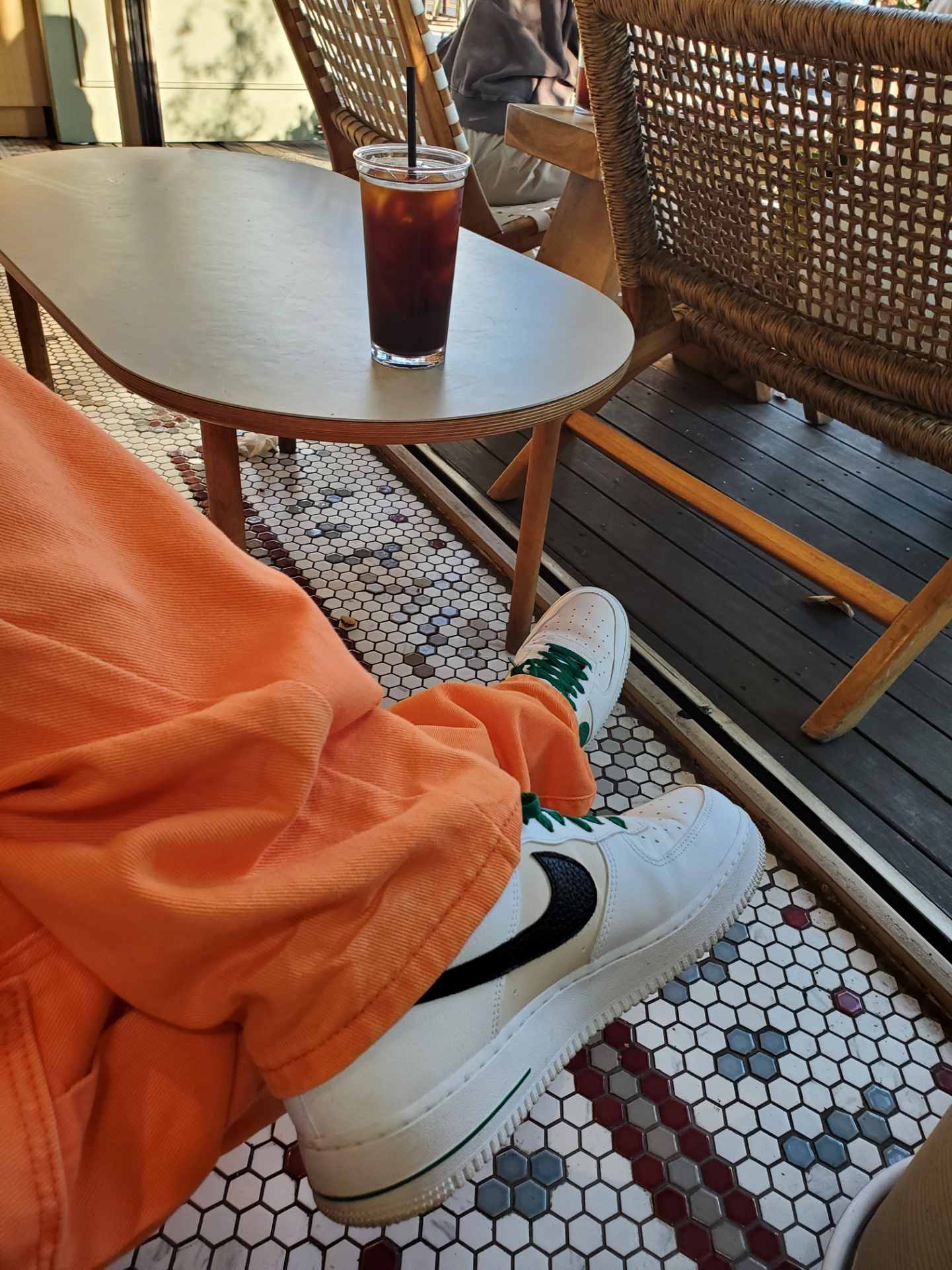Nike Air Force 1 '07 LV8 EMB White Malachite 착용 스타일 - 3