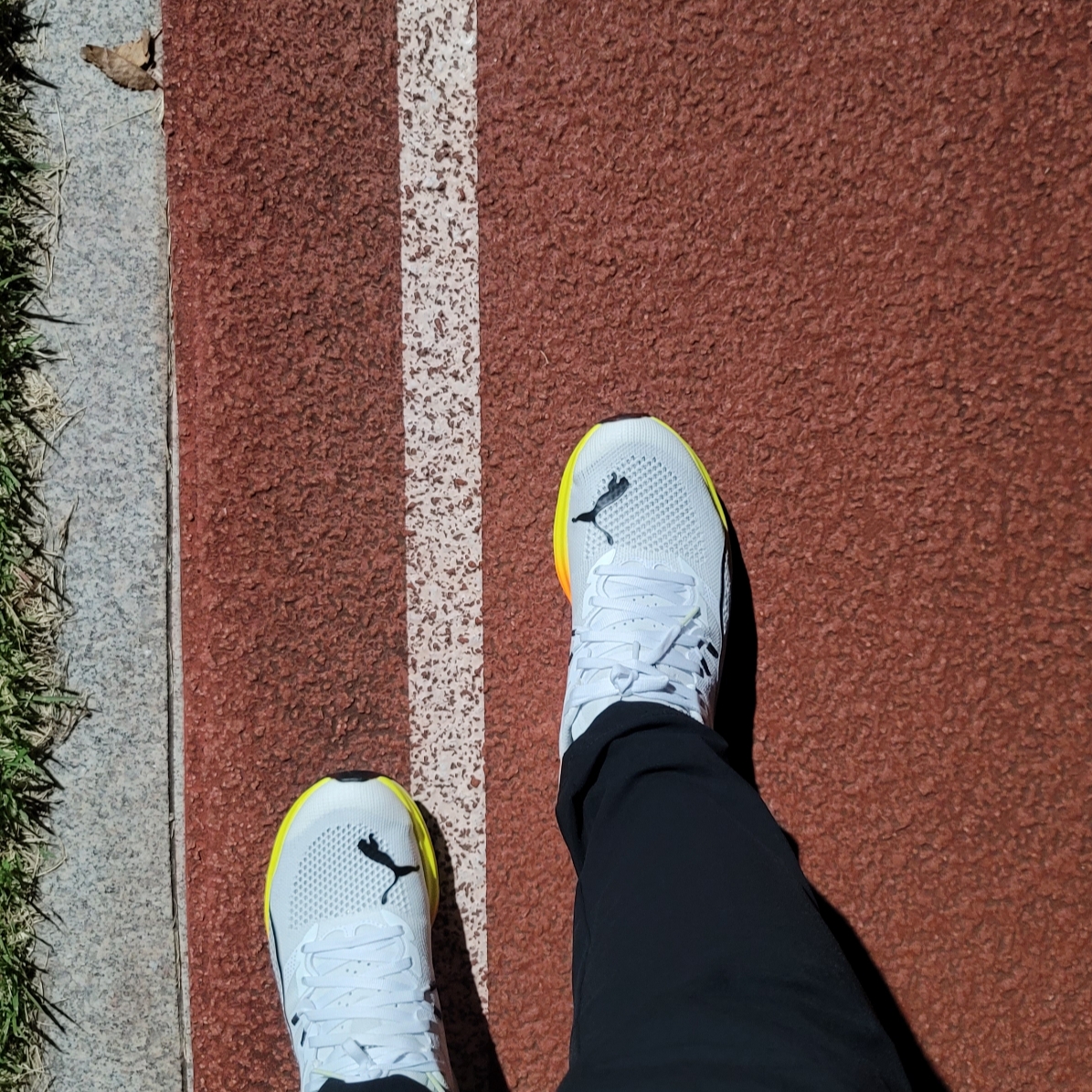 Puma Deviate Nitro 3 Wide White Flame Flicker 착용 스타일 - 1