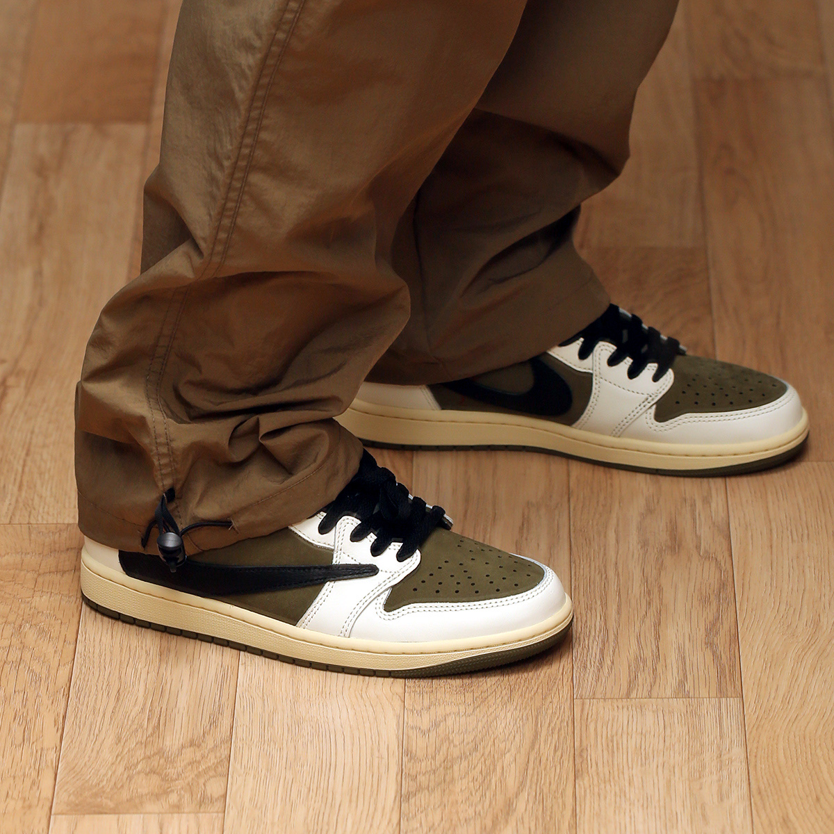 Jordan 1 x Travis Scott Retro Low OG SP Reverse Olive 착용 스타일 - 9