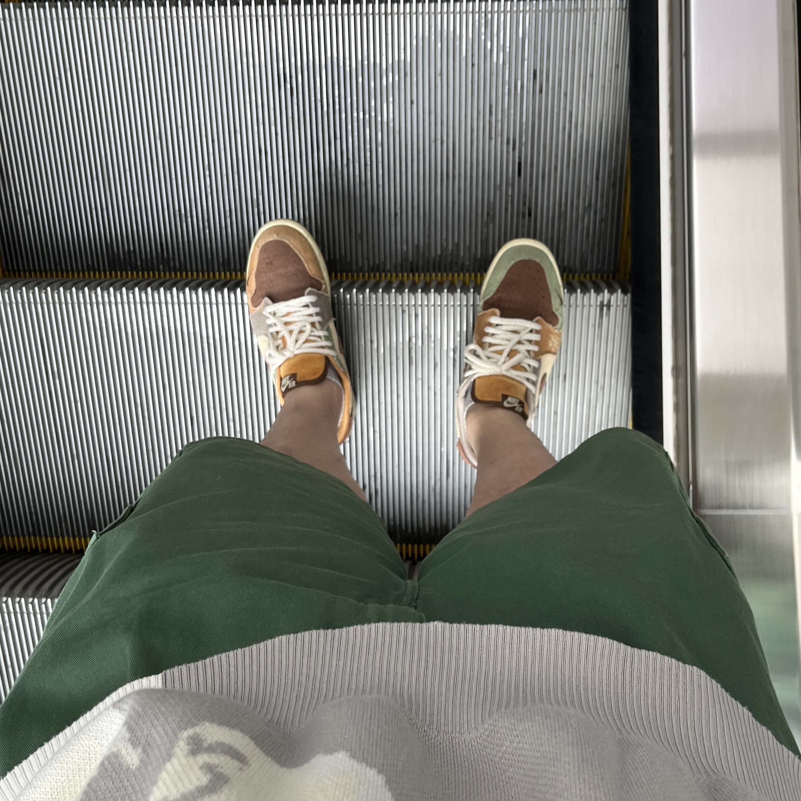 Jordan 1 x Zion Williamson Retro Low OG Flax and Oil Green, Carhartt WIP Moraga Twill Garment Dyed Regular Cargo Pants Dollar Green 착용 스타일 - 1