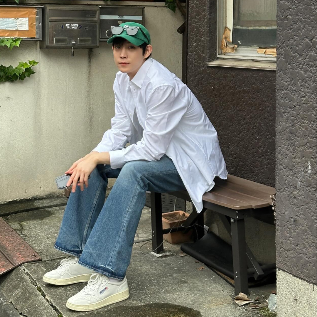 Autry Medalist Low Leather Sneakers White 착용 스타일 - 2