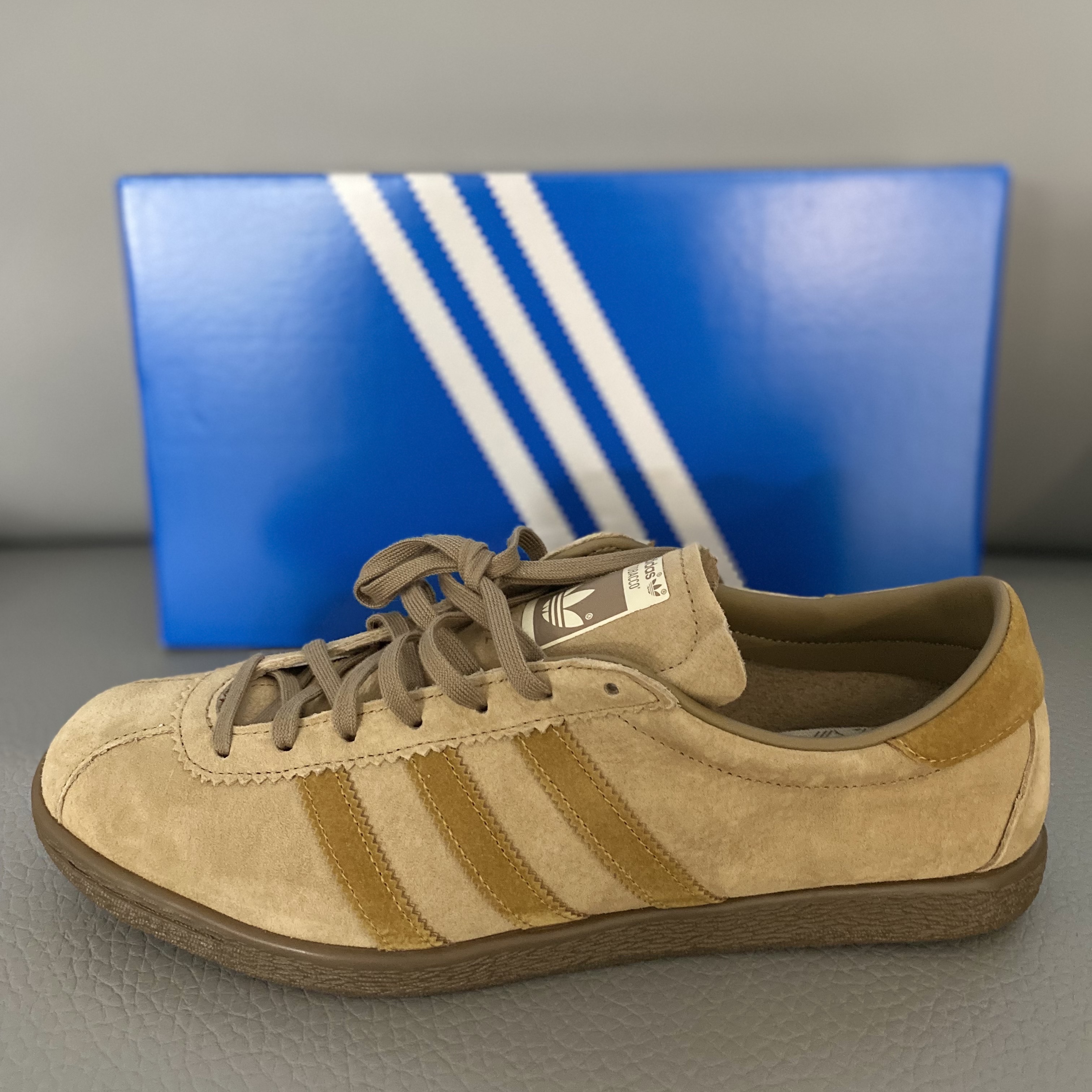 Adidas Tobacco Pantone Mesa 착용 스타일