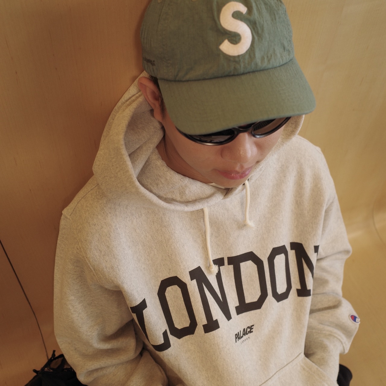 Palace x Champion Shop Hood London Grey Marl - 24FW 착용 스타일 - 4