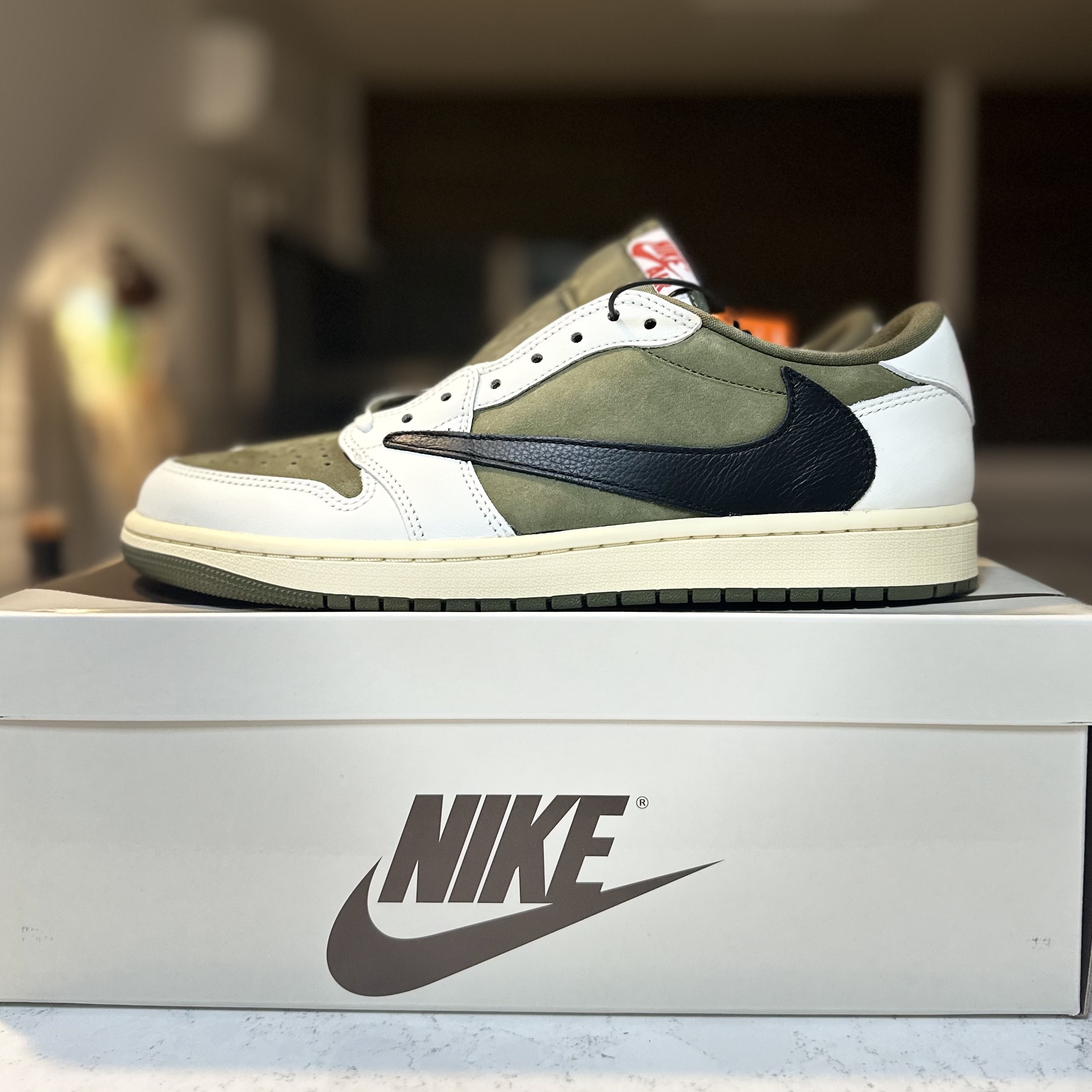 Jordan 1 x Travis Scott Retro Low OG SP Reverse Olive 착용 스타일 - 4