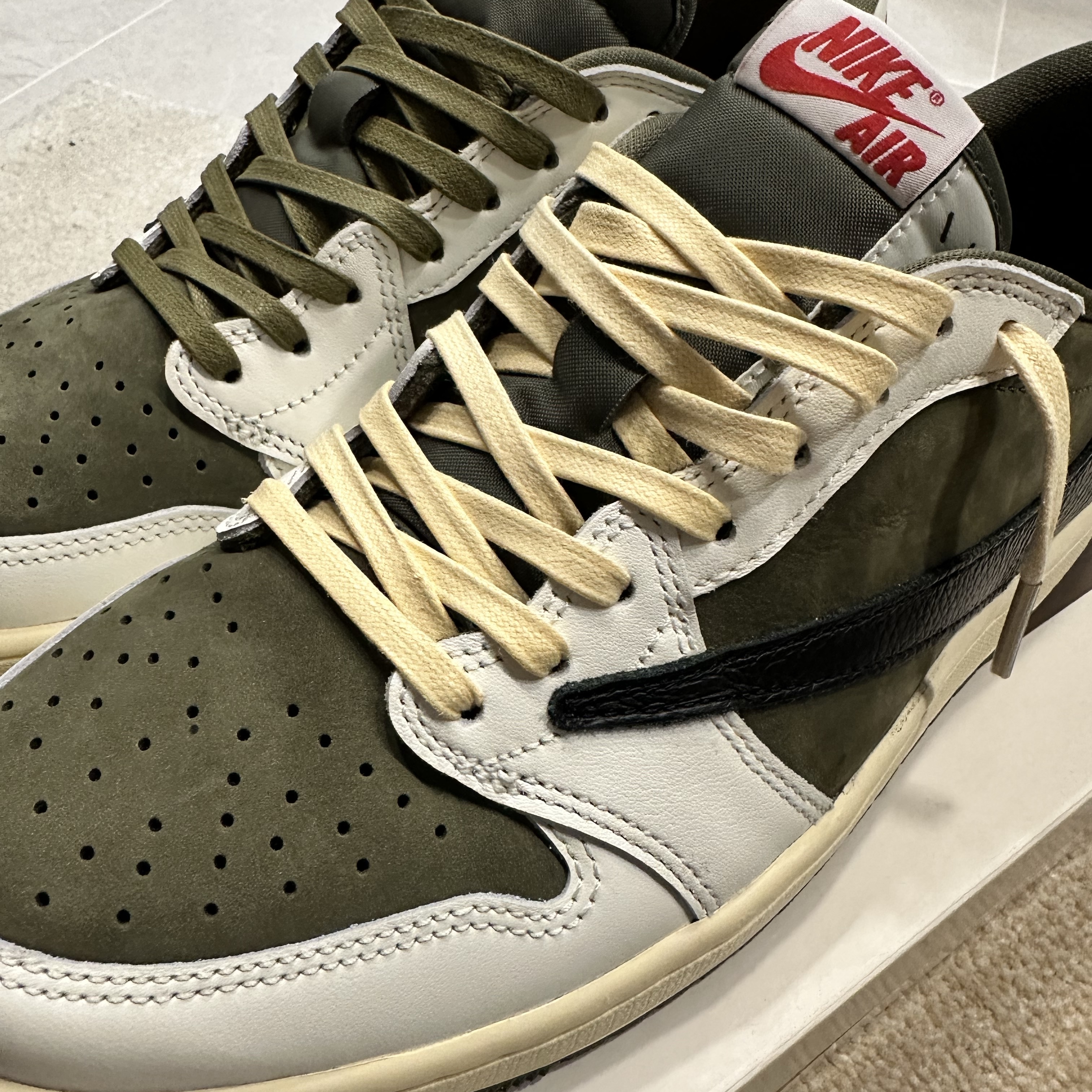 Jordan 1 x Travis Scott Retro Low OG SP Reverse Olive 착용 스타일 - 4