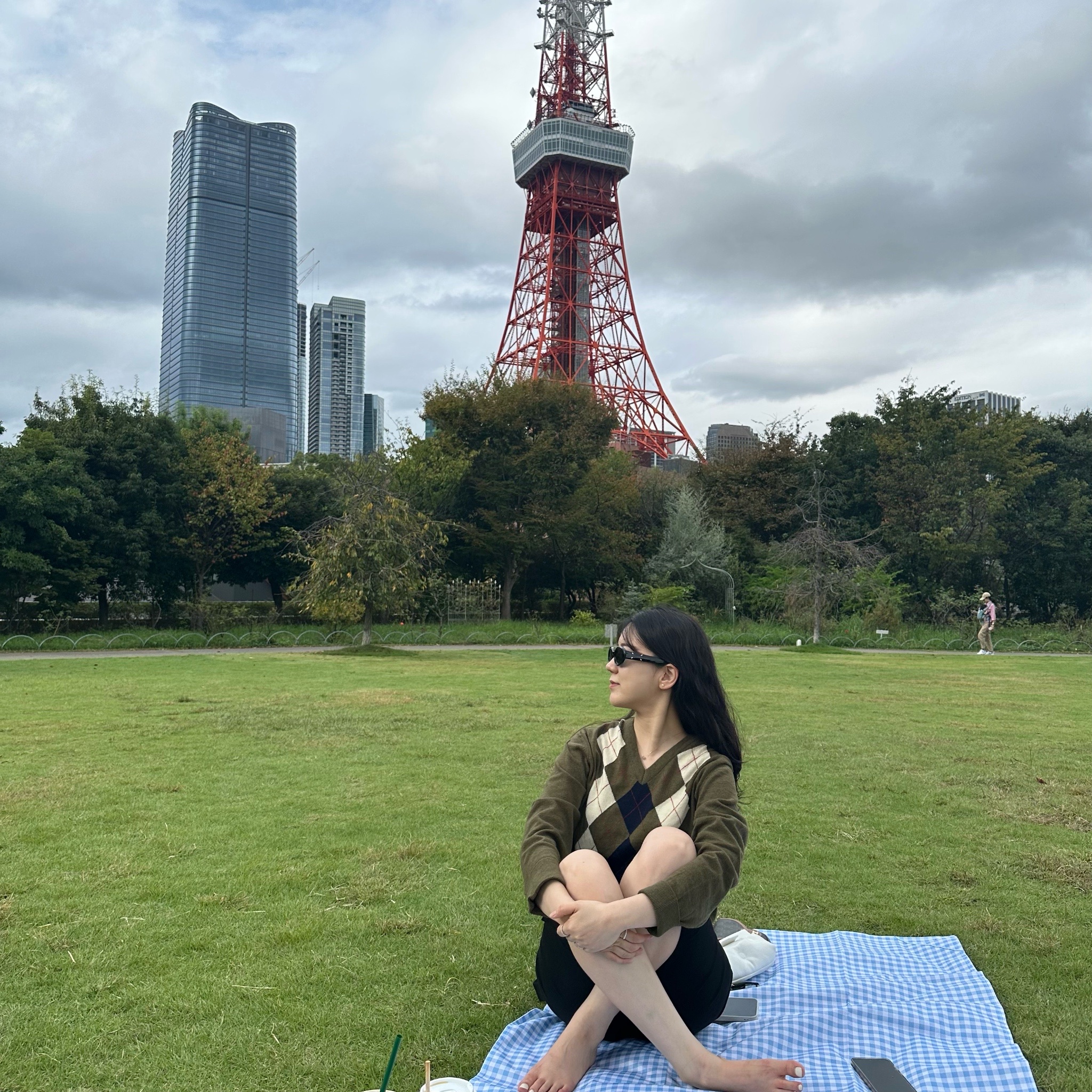 Gentle Monster x Maison Margiela MM107 Black Black, Celine Mini Besace Clea in Triomphe Canvas Calfskin Tan 착용 스타일 - 1