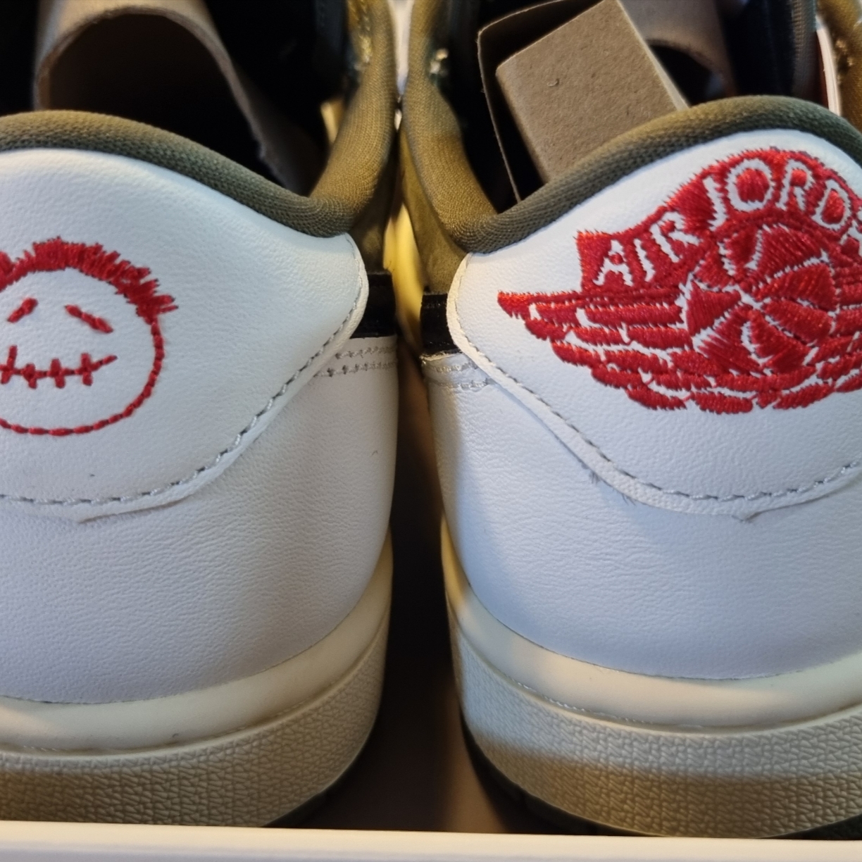 Jordan 1 x Travis Scott Retro Low OG SP Reverse Olive 착용 스타일 - 4