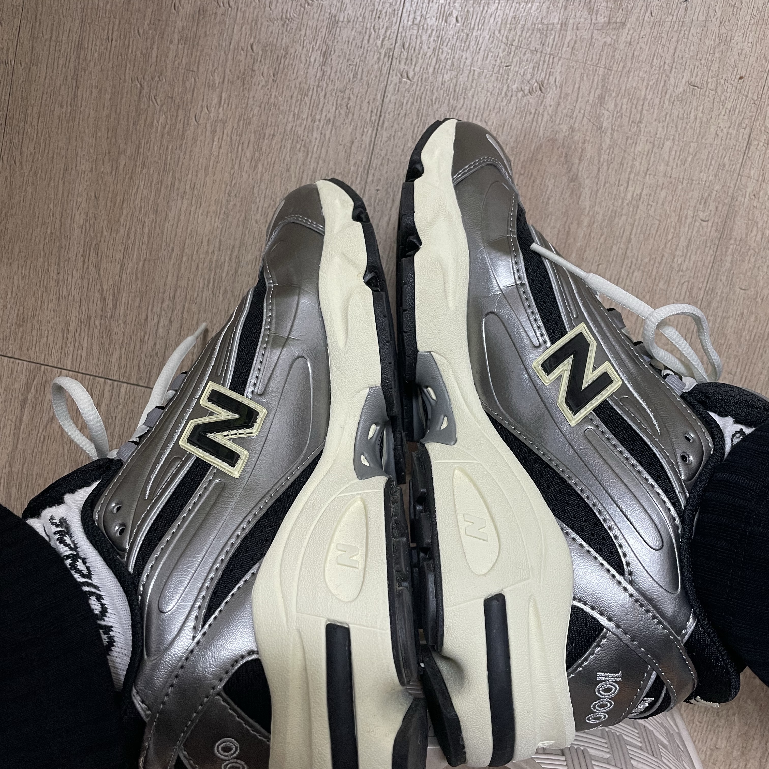 New Balance 1000 Silver Metallic Black 착용 스타일