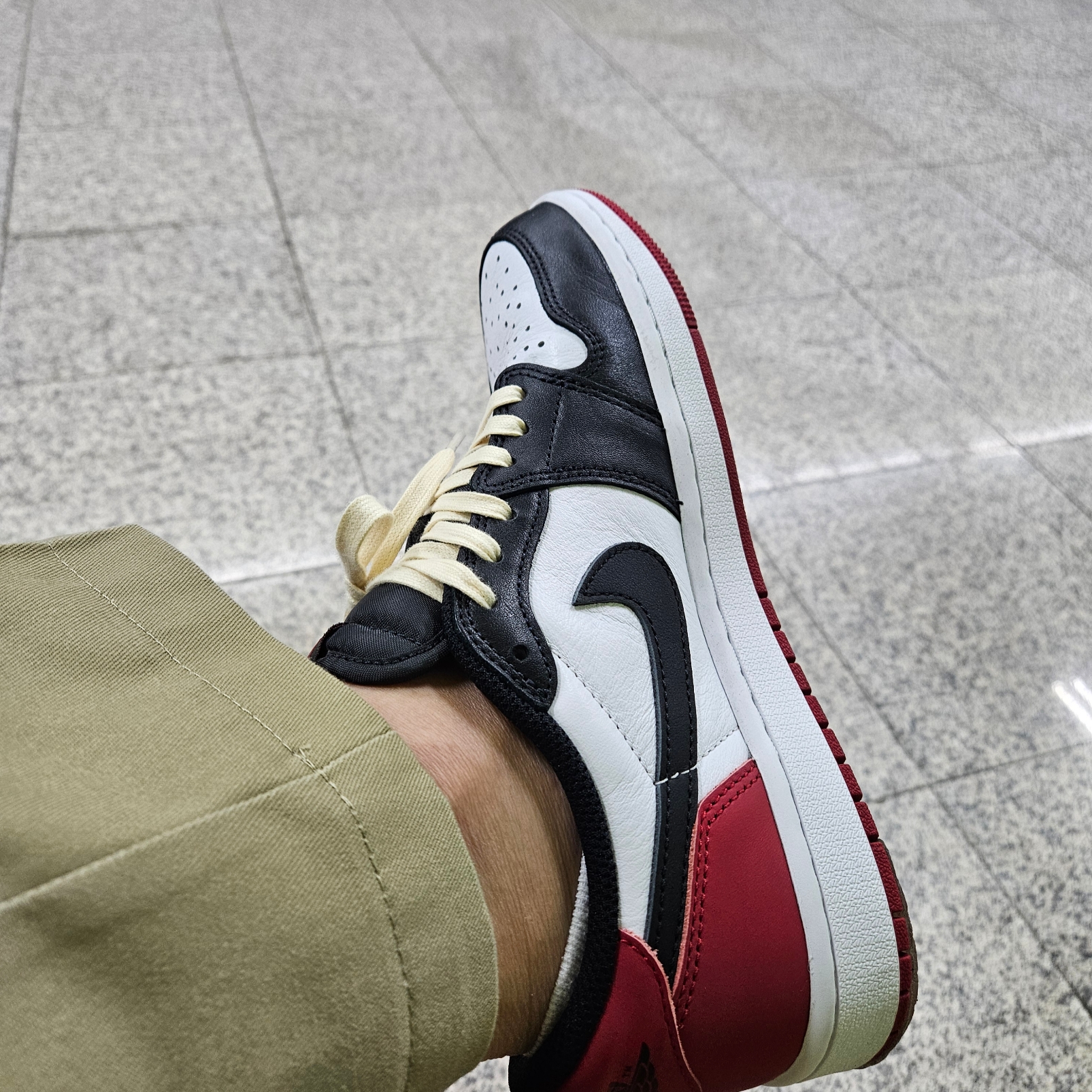 Jordan 1 Retro Low OG Black Toe 착용 스타일 - 2