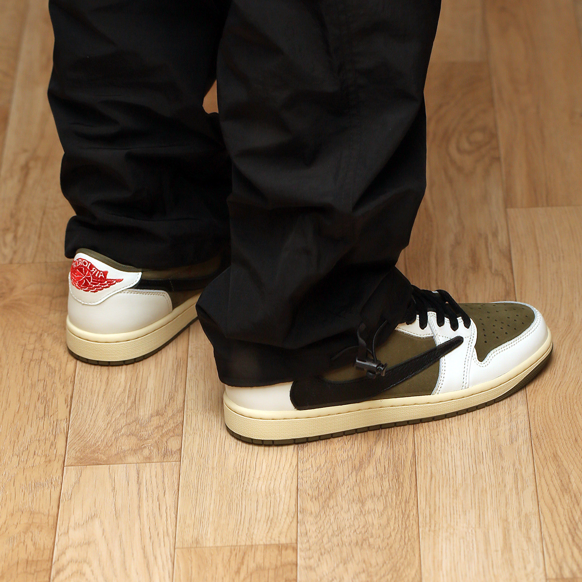 Jordan 1 x Travis Scott Retro Low OG SP Reverse Olive 착용 스타일 - 4