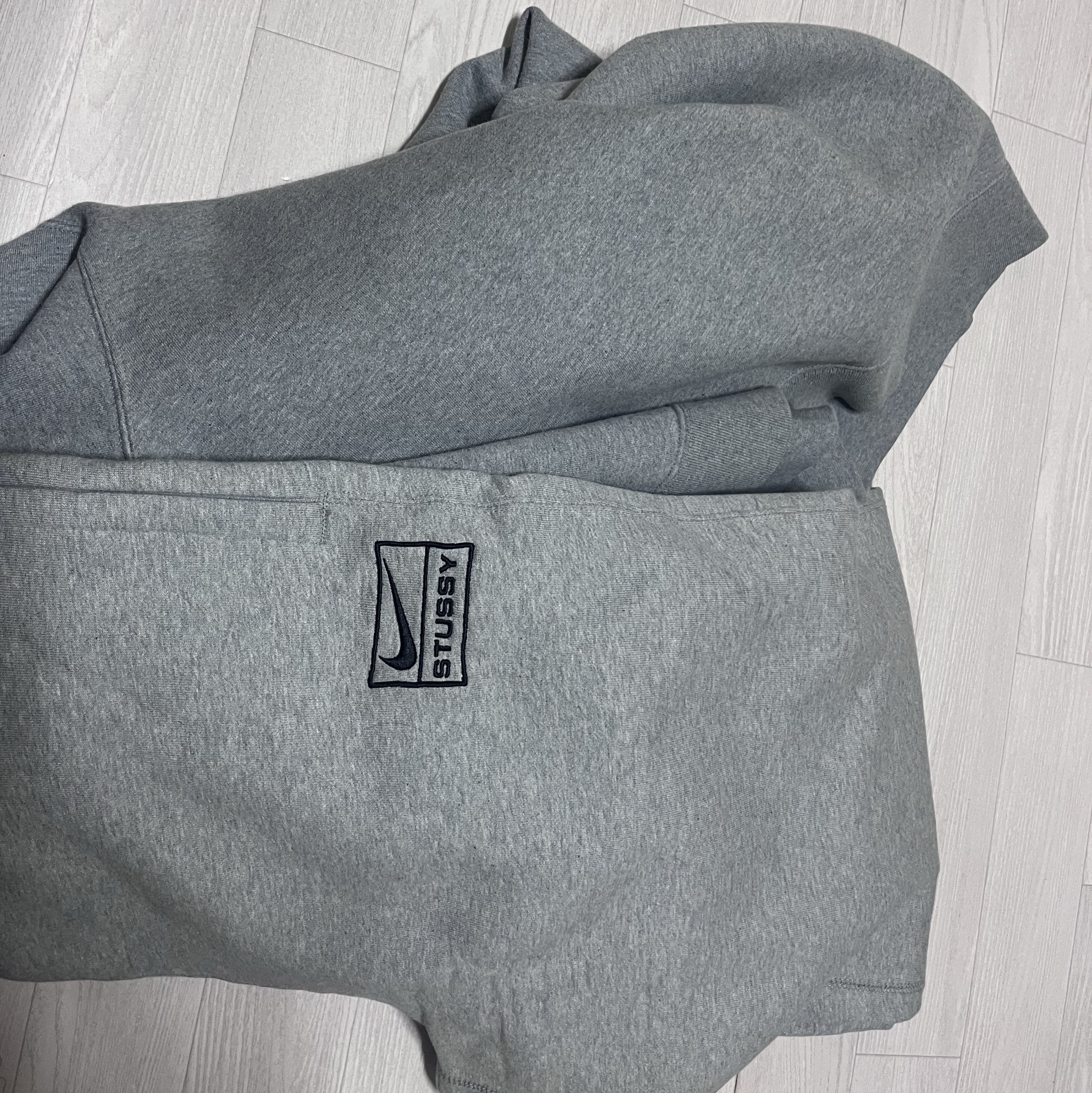 Nike x Stussy NRG Fleece Pants Dark Grey Heather (DO9340-063), Nike x Stussy NRG Fleece Crewneck Dark Grey Heather (DO9337-063) 착용 스타일