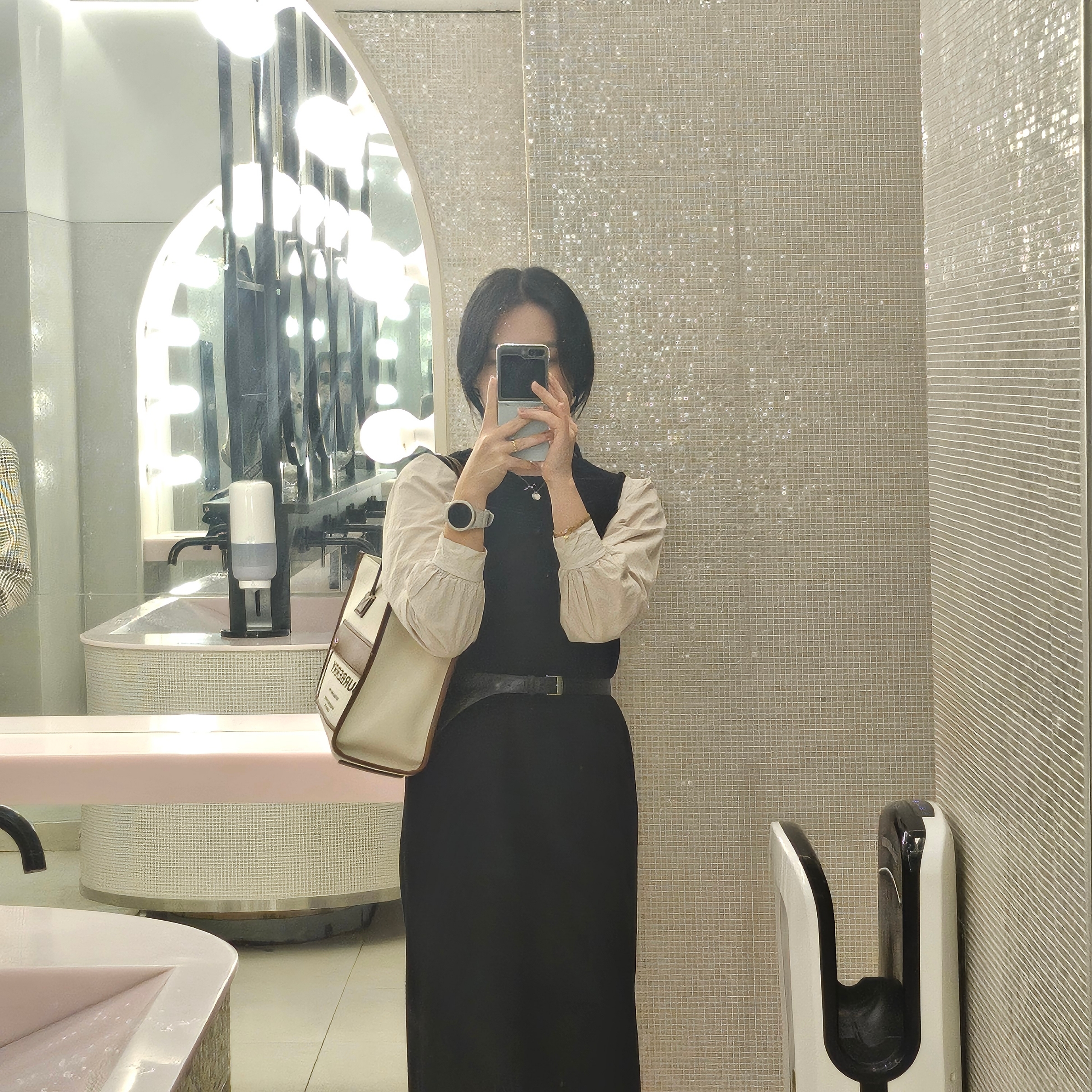 Burberry Medium Two-Tone Canvas and Leather Freya Tote Bag Natural Tan 착용 스타일 - 2