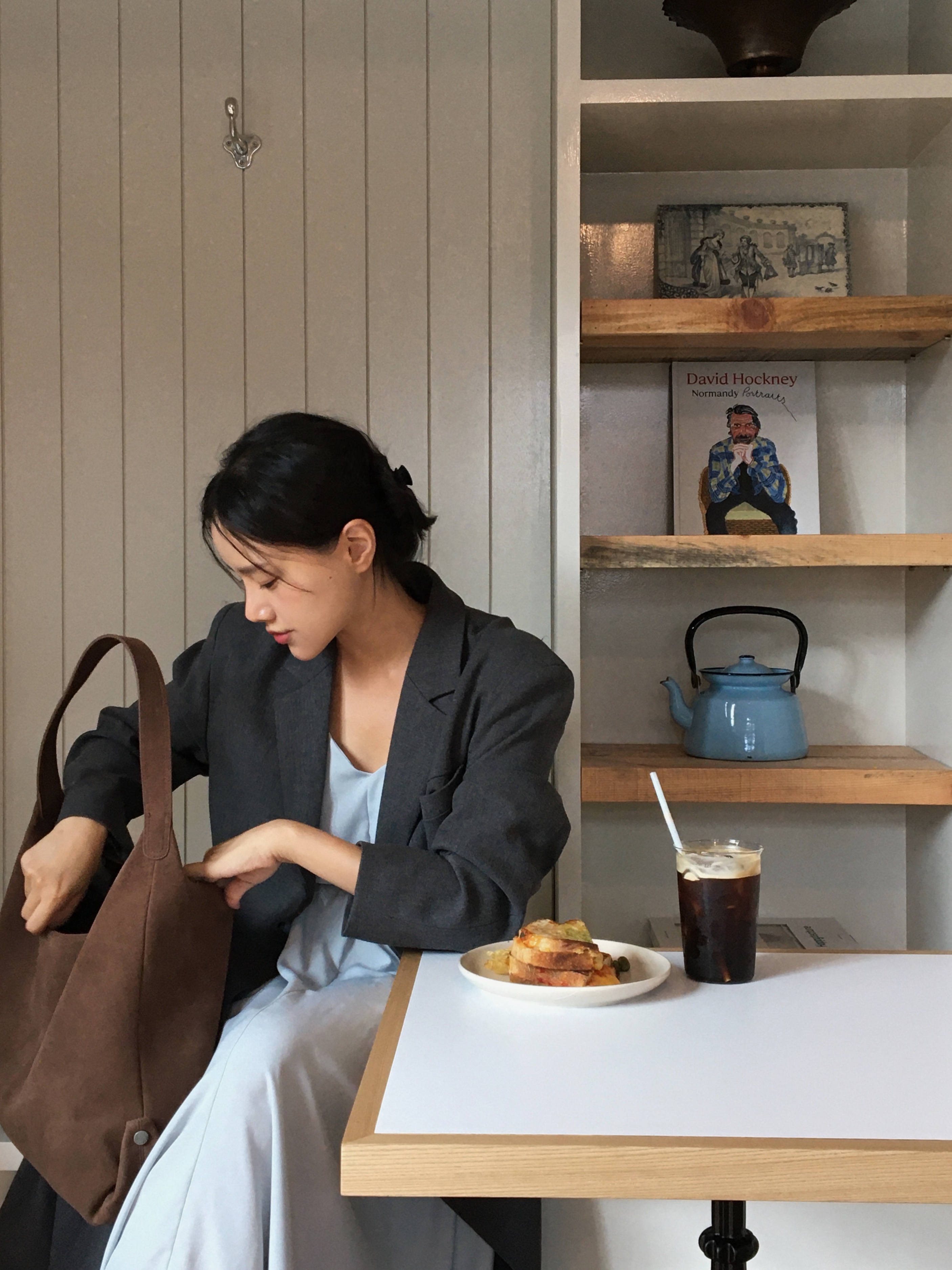 Siyazu SIAC3053 Flow Bag Brown 착용 스타일 - 1