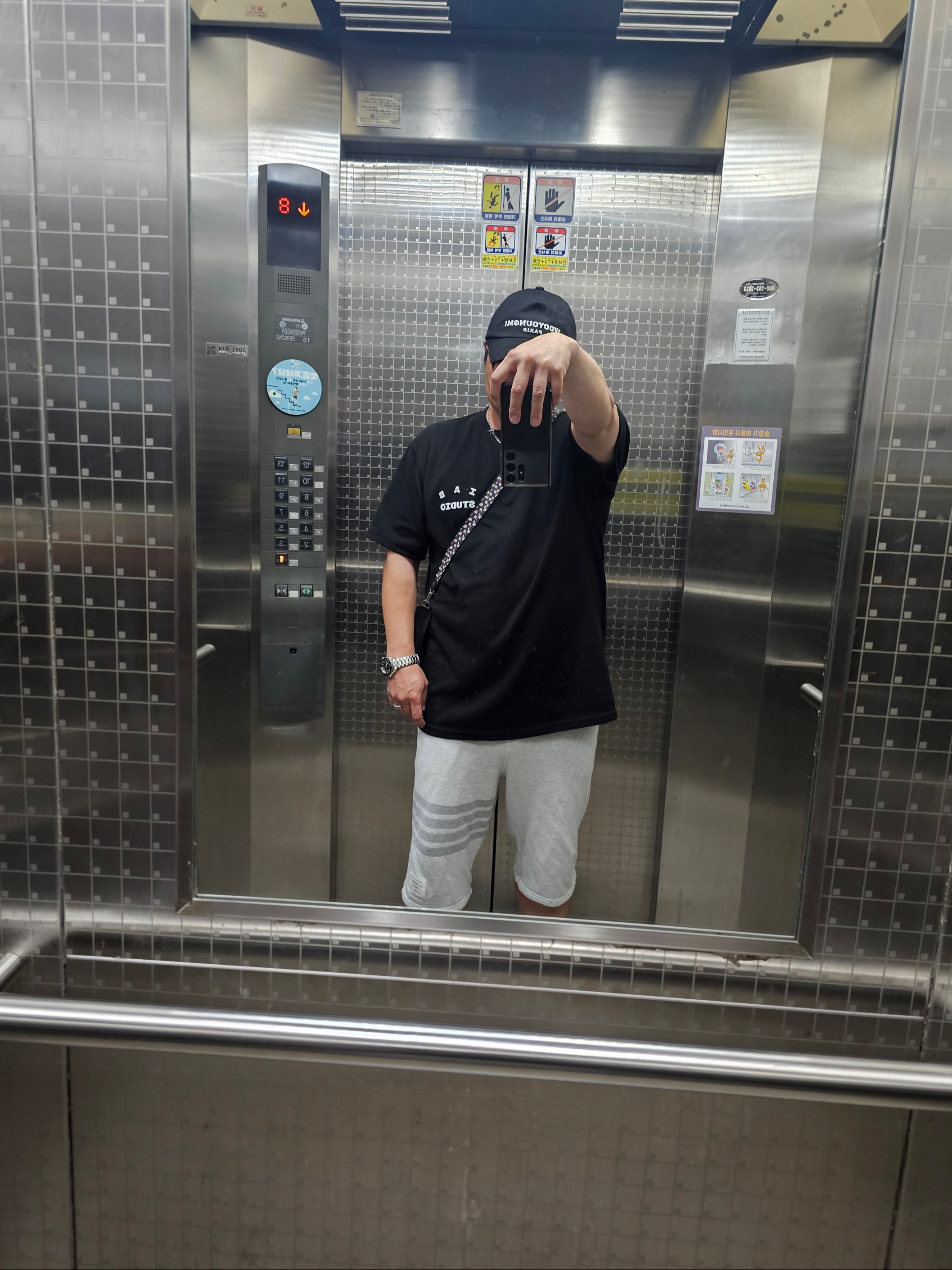 IAB Studio 10th Anniversary T-Shirts Pack White & Black (2 Pack) 착용 스타일