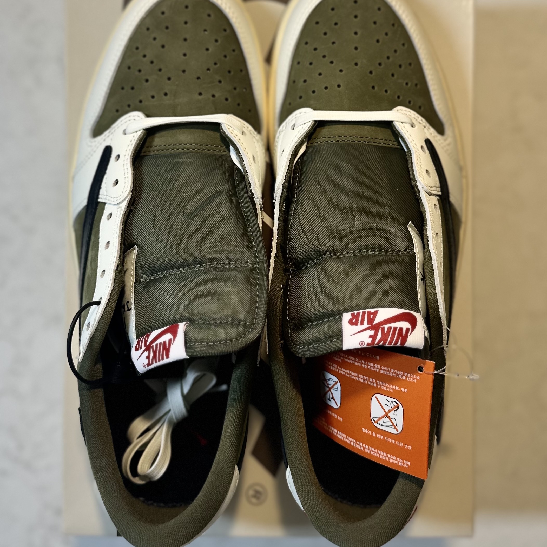 Jordan 1 x Travis Scott Retro Low OG SP Reverse Olive 착용 스타일 - 3
