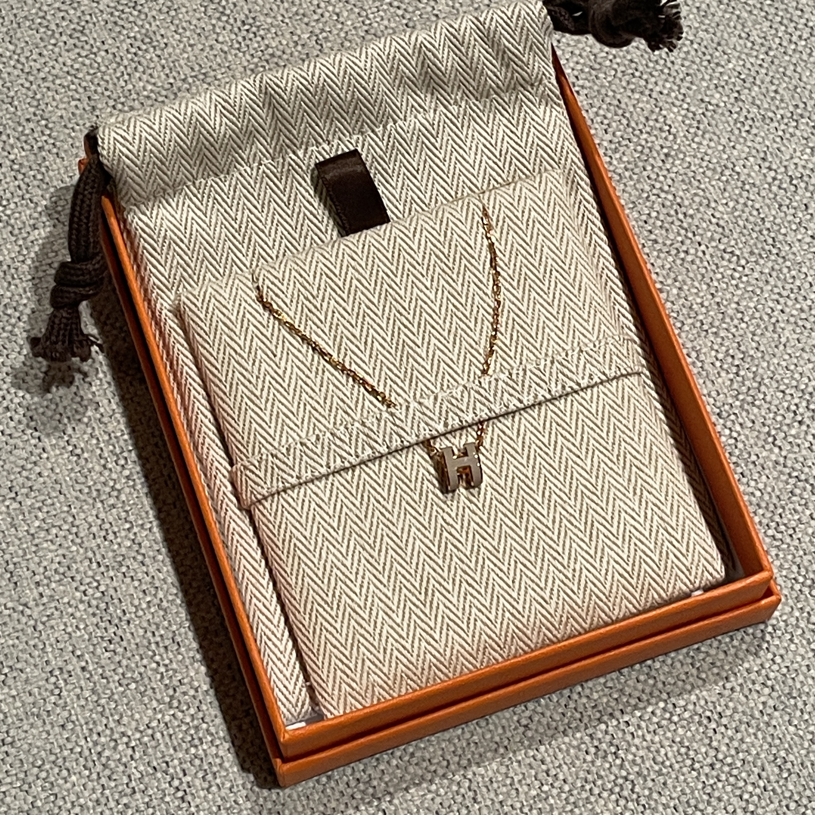 (W) Hermes Mini Pop H Pendant Rose Gold & Marron Glace 착용 스타일