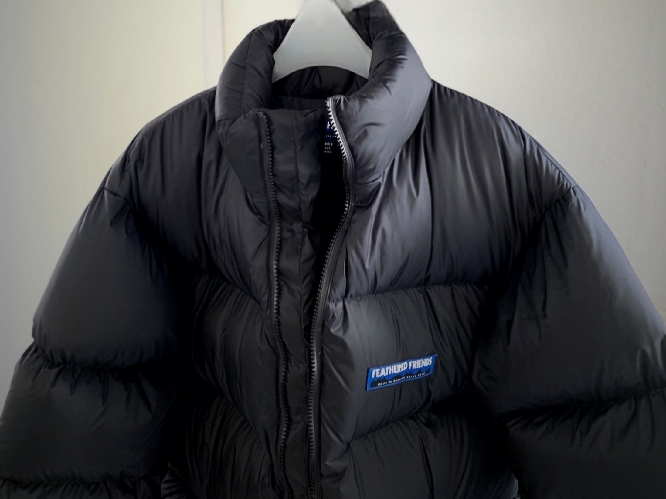 Feathered Friends Helios Down Jacket Black, Feathered Friends Helios Hooded Down Jacket Black 착용 스타일