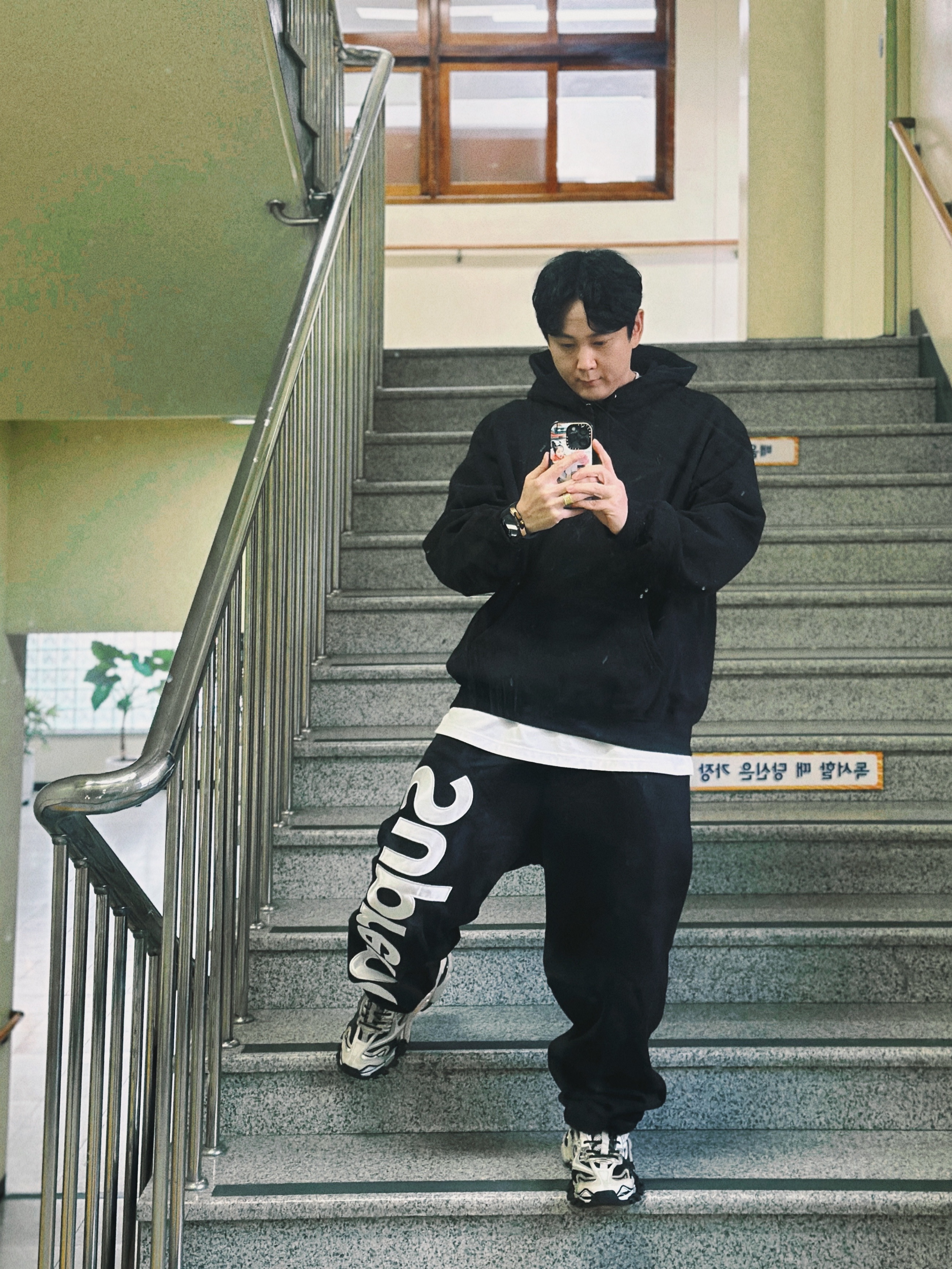 Supreme Satin Applique Sweatpants Black - 24FW, Supreme Satin Applique Hooded Sweatshirt Black - 24FW 착용 스타일 - 1