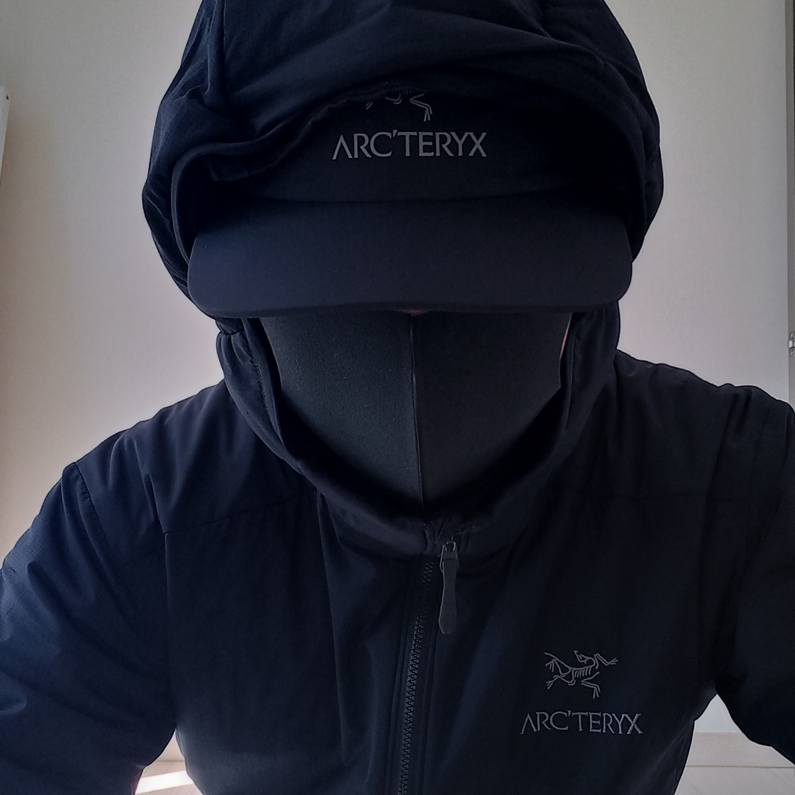 Arc'teryx Atom Hoody Black, Arc'teryx Gore 5 Panel Cap Black 착용 스타일 - 6
