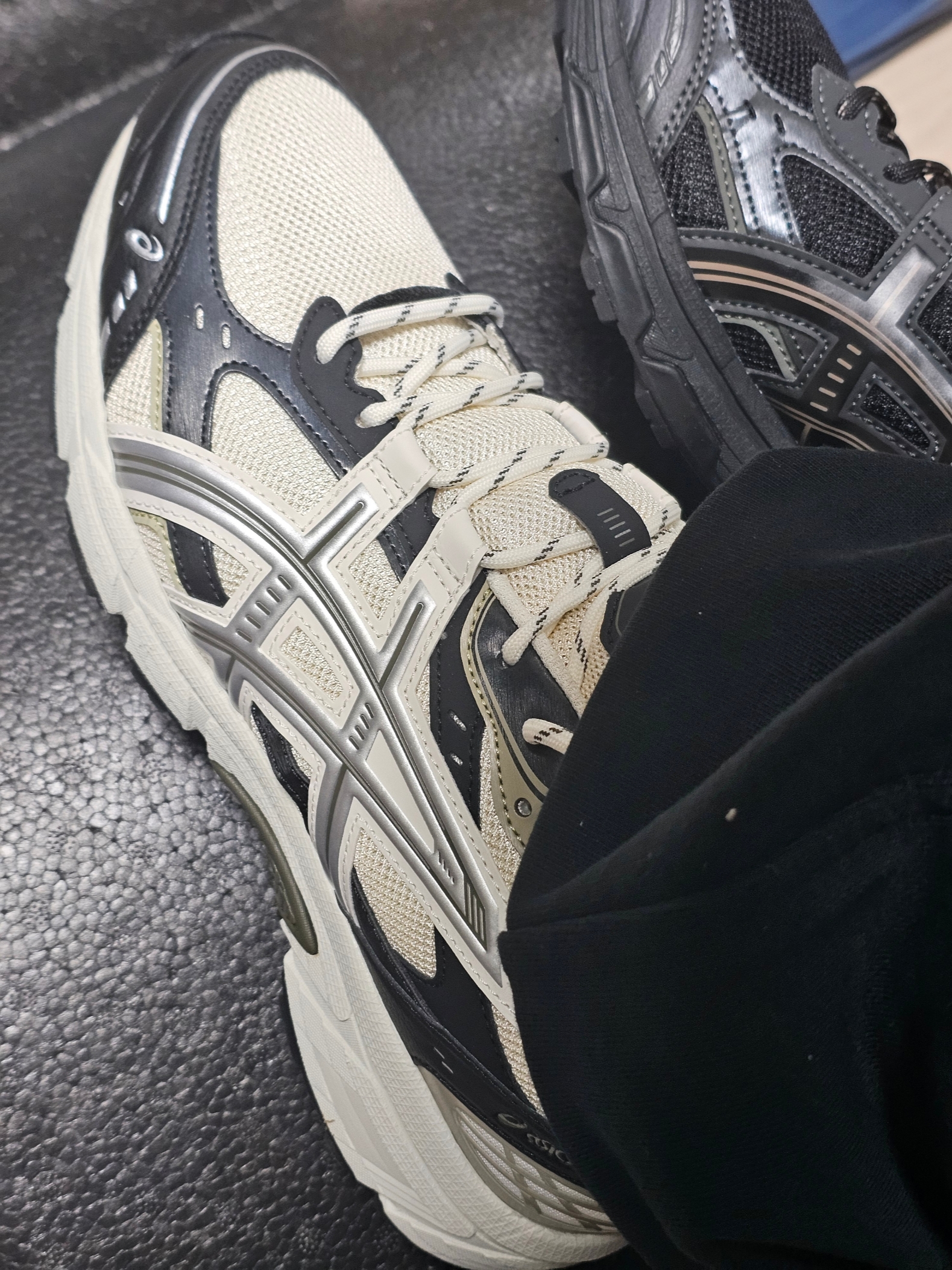 Asics Gel-Nunobiki Cream Dark Olive, Asics Gel-Nunobiki Black Taupe Grey 착용 스타일 - 1