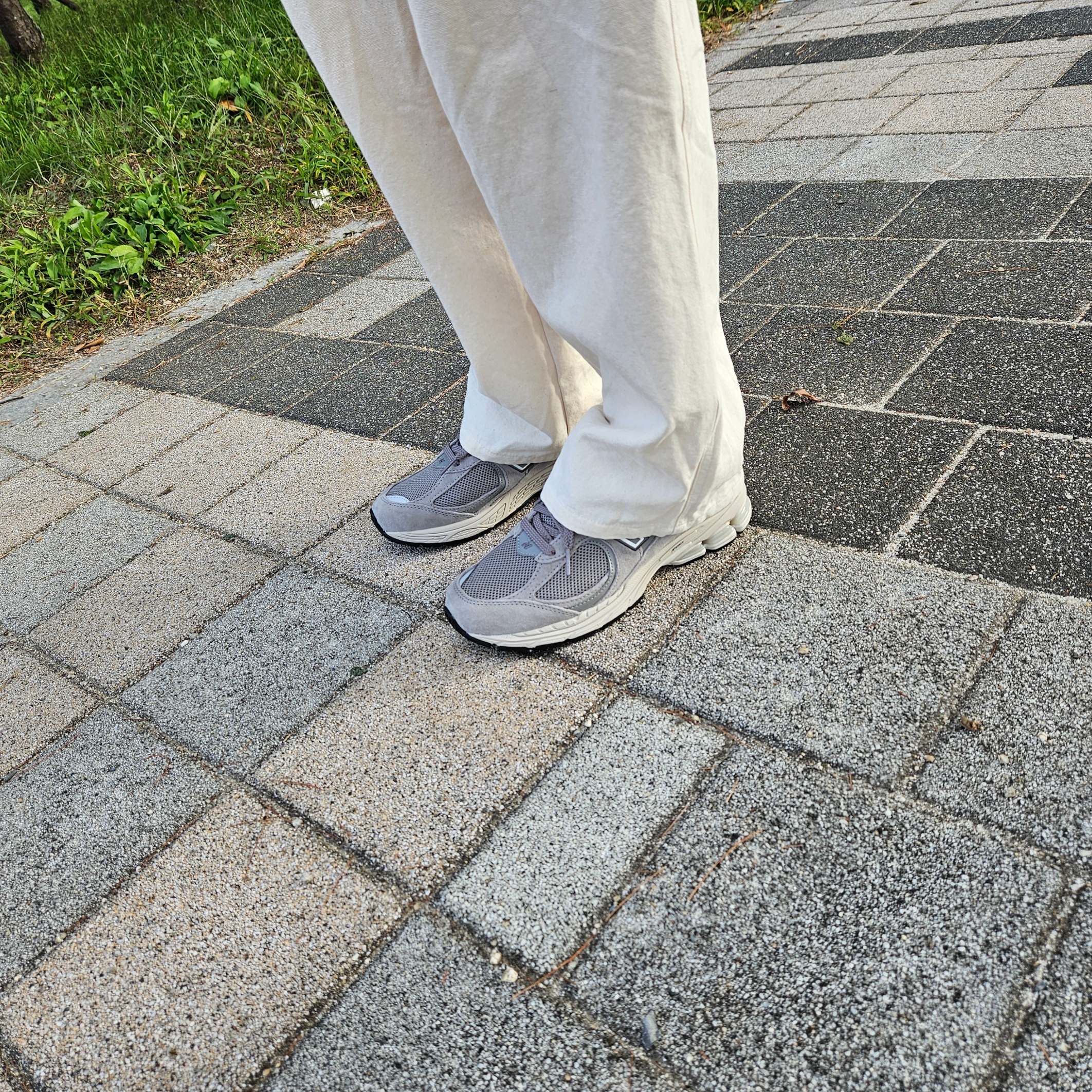 New Balance 2002R Grey 착용 스타일
