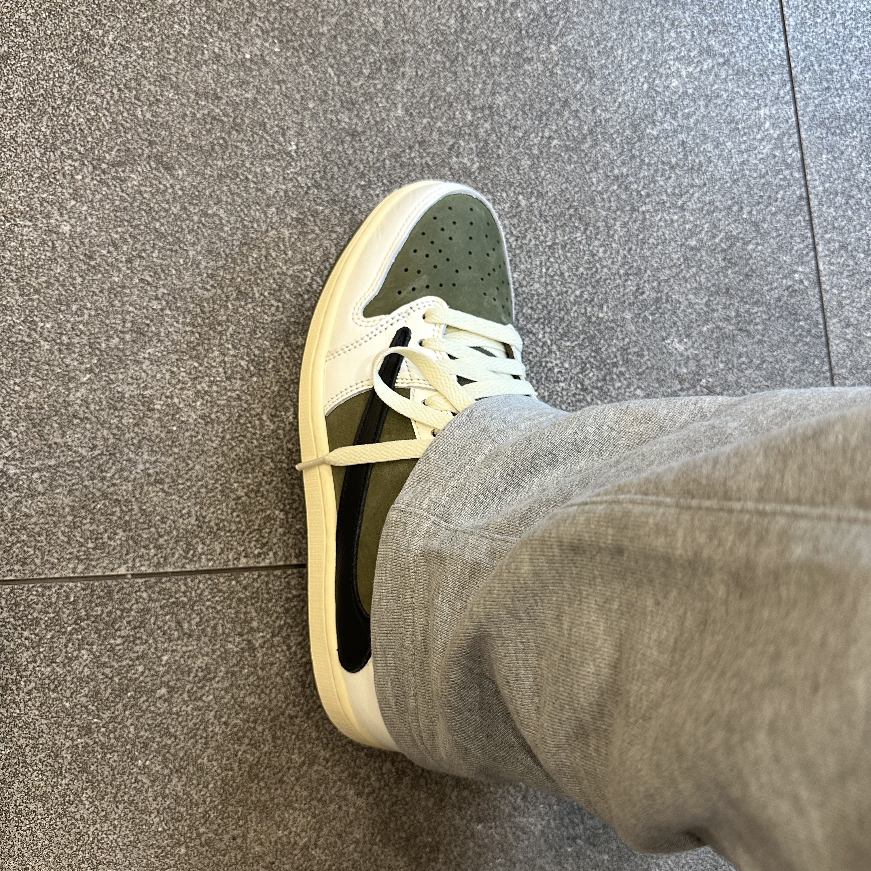 Jordan 1 x Travis Scott Retro Low OG SP Reverse Olive 착용 스타일 - 2