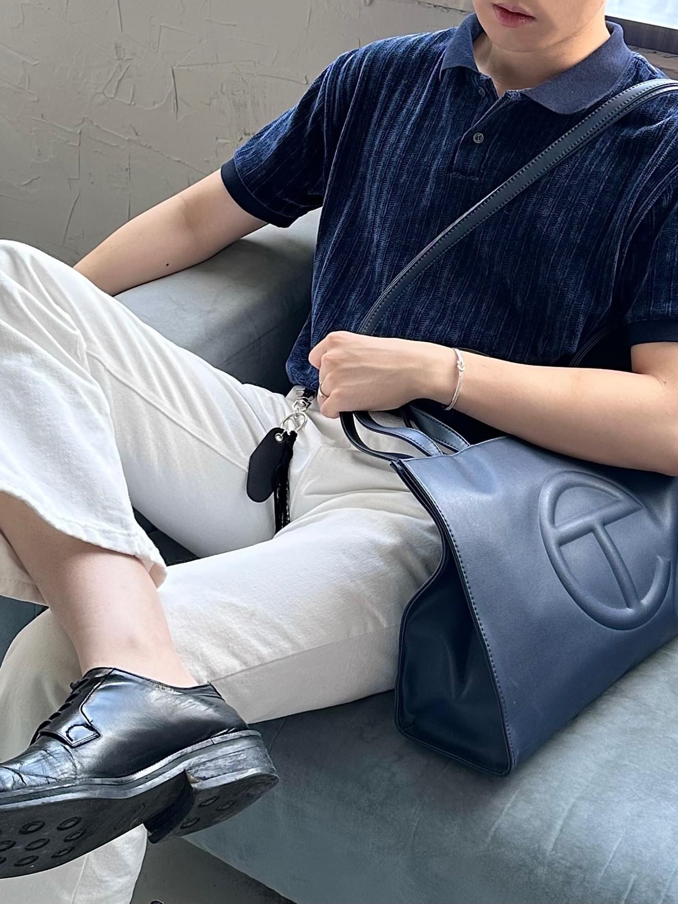 Telfar Medium Shopping Bag Navy 착용 스타일 - 9