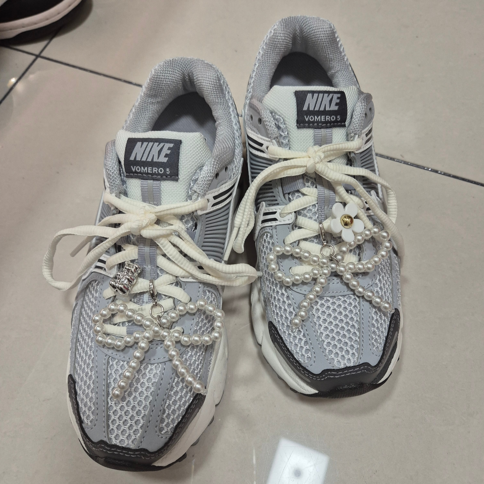 (W) Nike Zoom Vomero 5 Pure Platinum Metallic Silver 착용 스타일