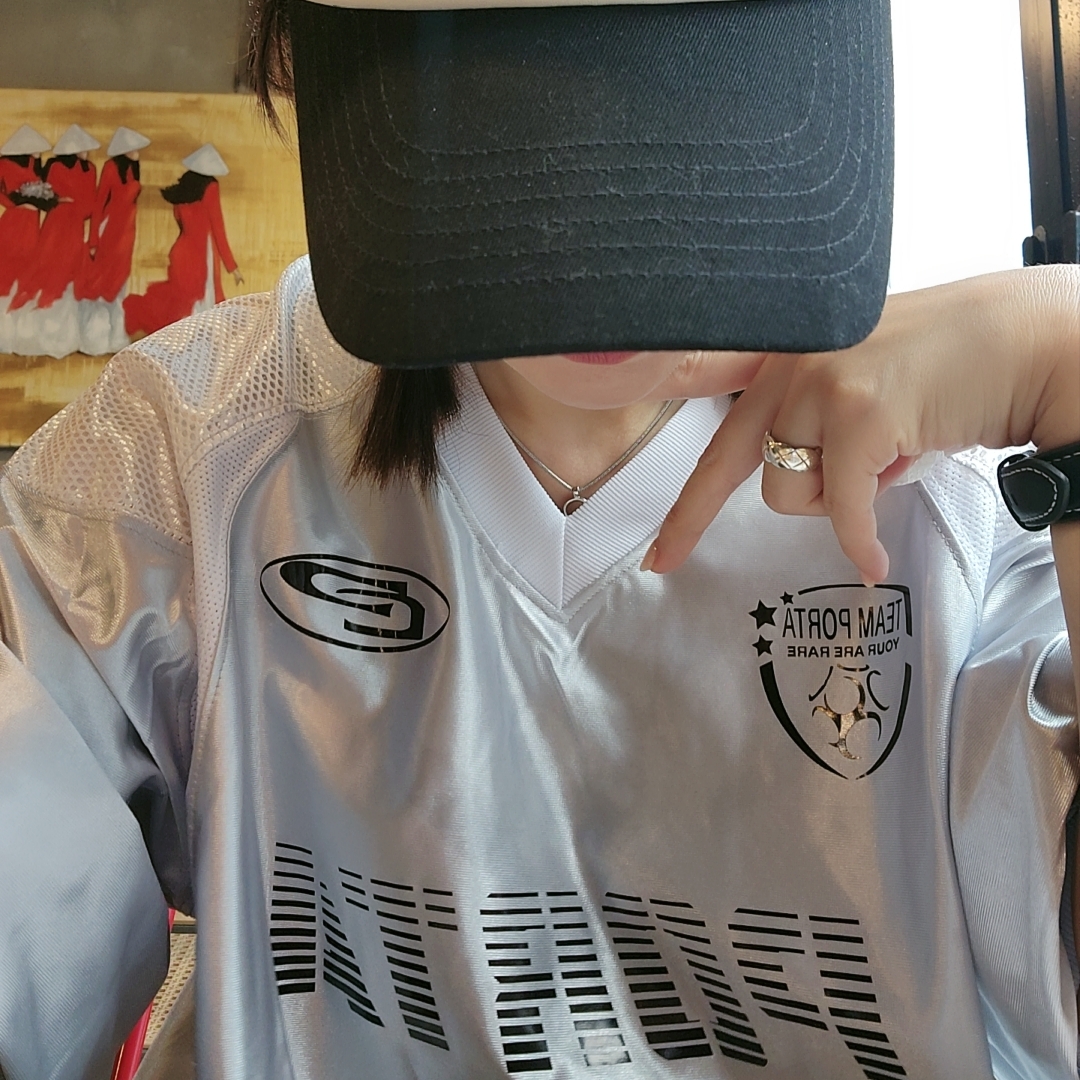 [KREAM 단독] Porta Metallic Number Soccer Tee Silver, Open Yy x Hello Kitty Trucker Cap Black 착용 스타일 - 2