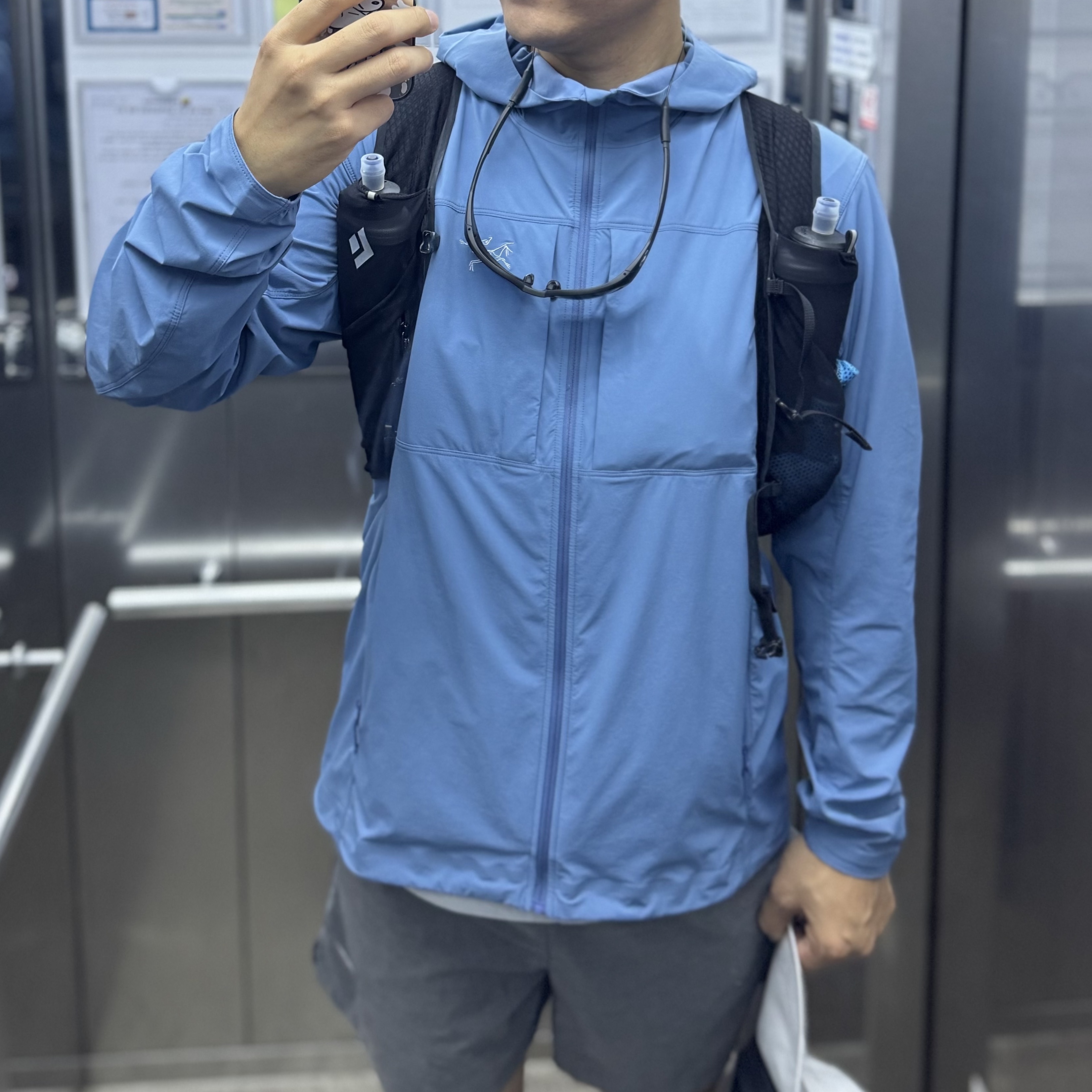 Arc'teryx Gamma Lightweight Hoody Stone Wash, Oakley Eye Jacket Redux Matte Black Frame Prizm Grey Lenses High Bridge Fit 착용 스타일 - 2