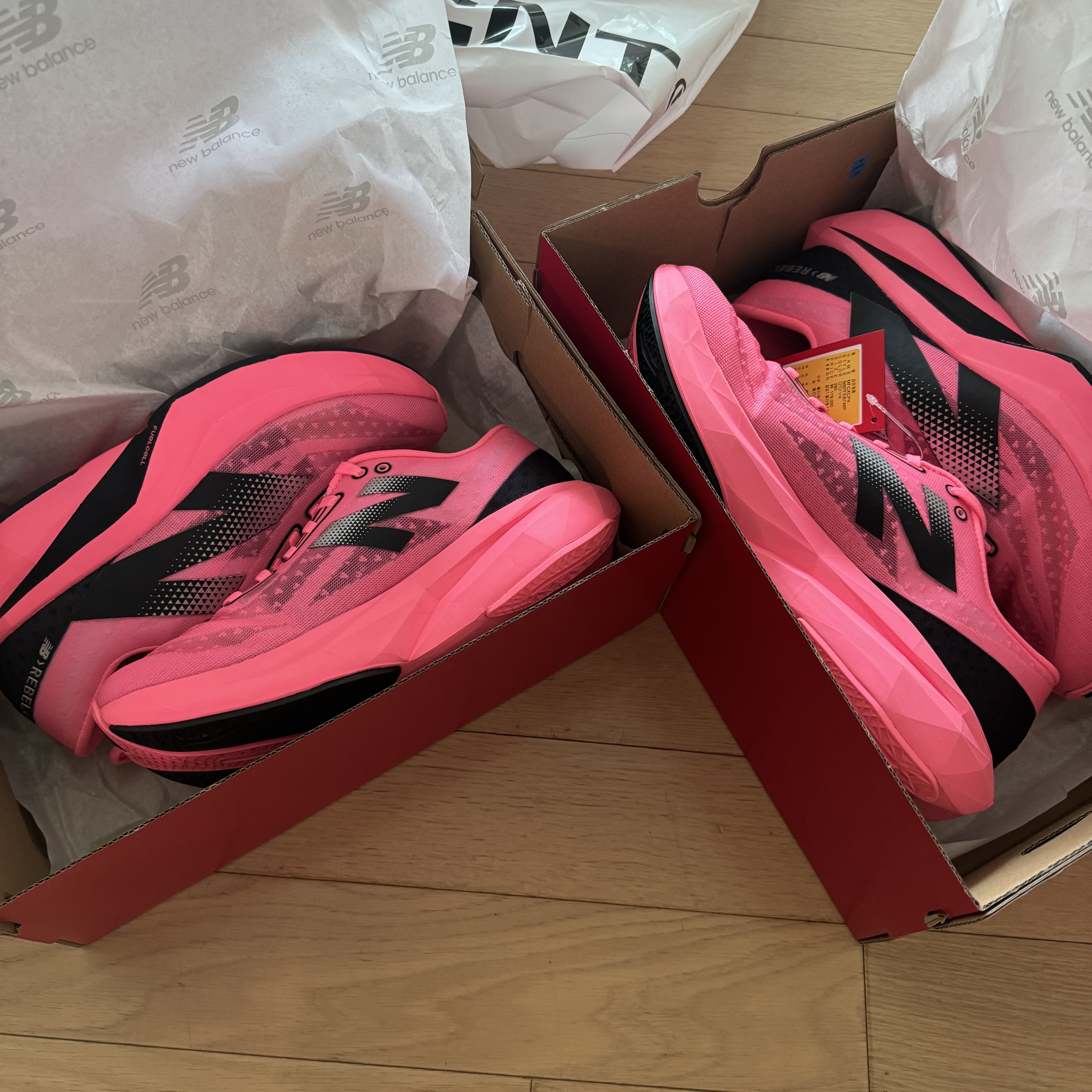 New Balance Fuelcell Rebel v4 Ultra Pink Black - 2E Wide 착용 스타일 - 3
