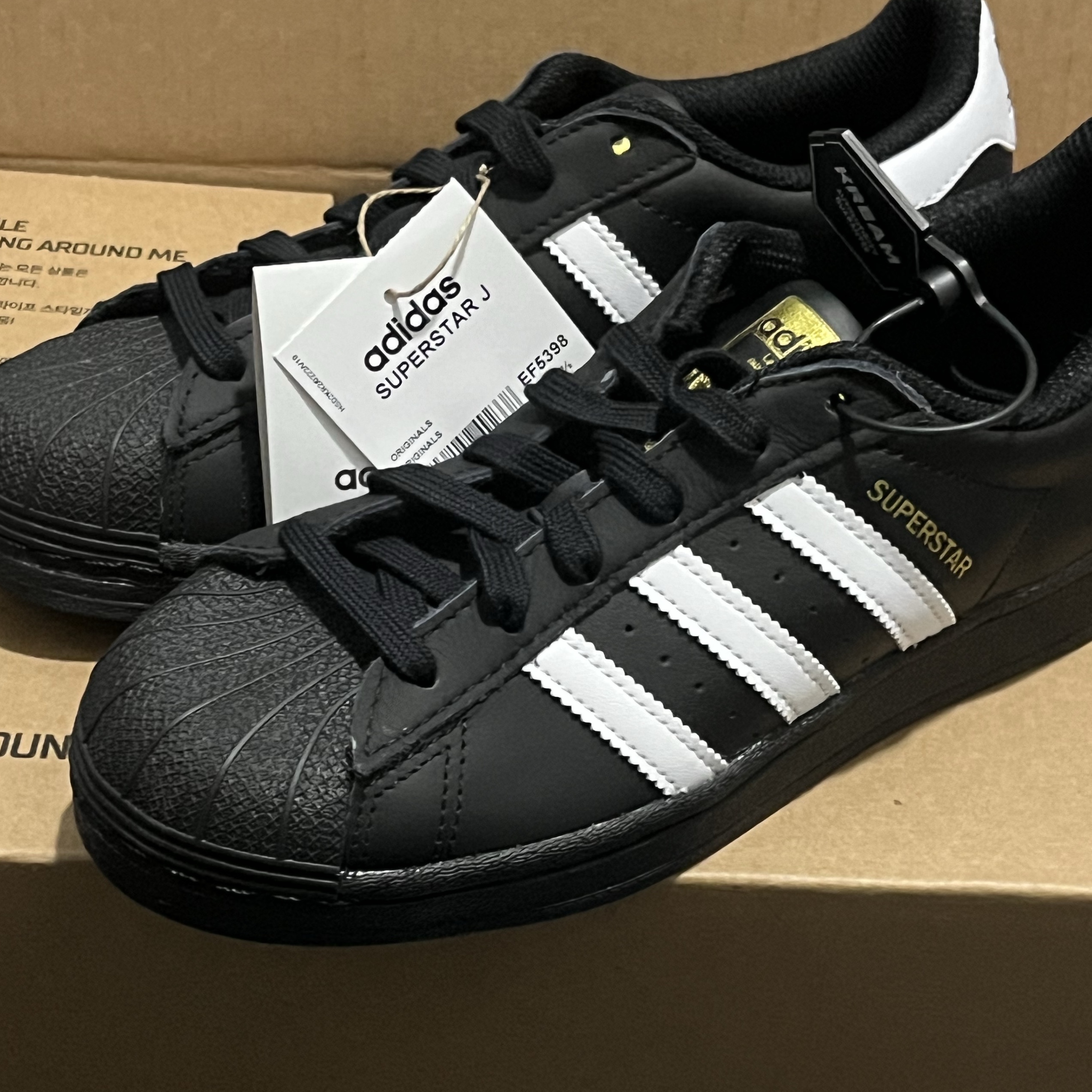 (J) Adidas Superstar Black White 착용 스타일